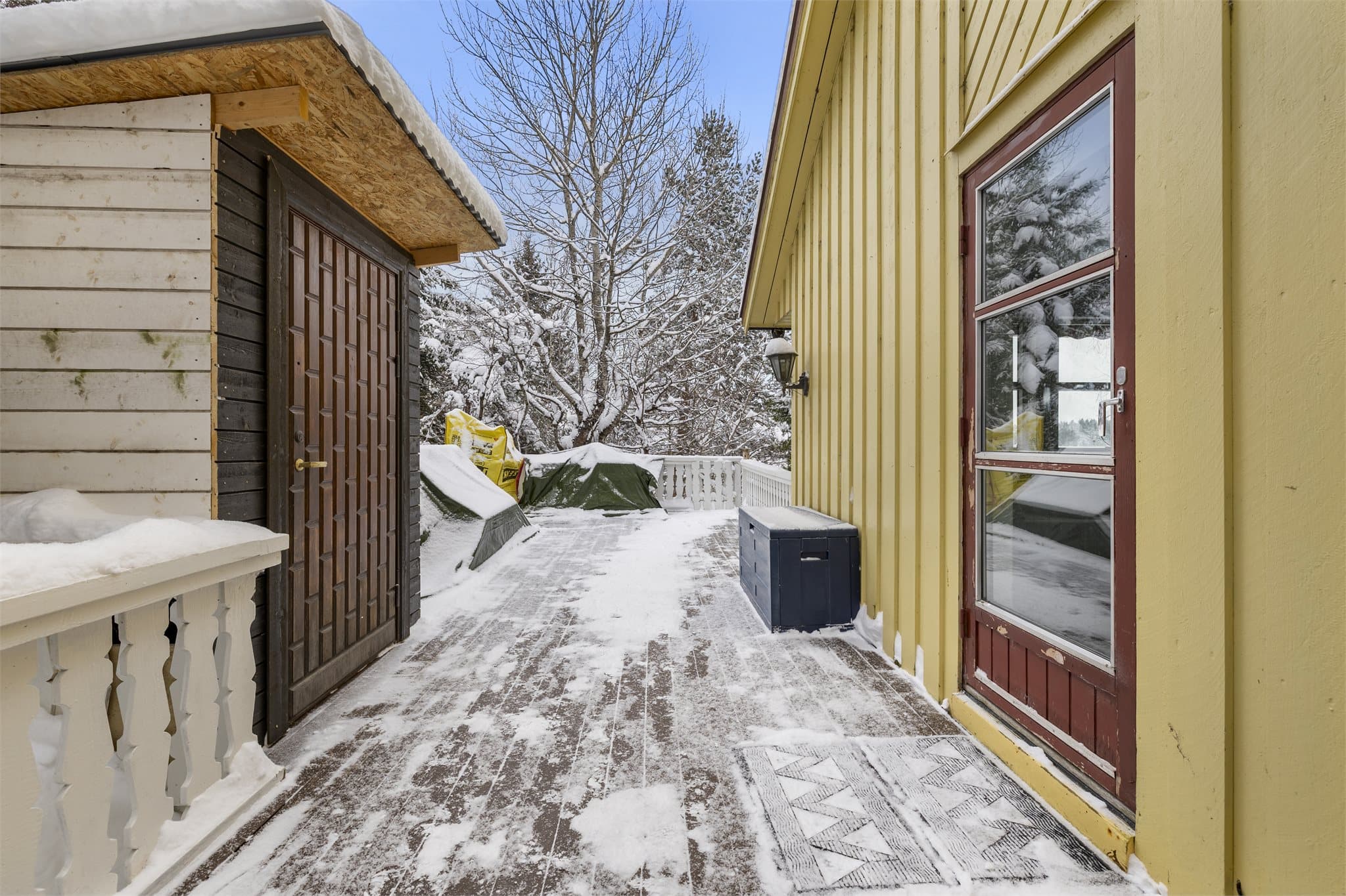 Terrasse med god plass til utemøbler og hyggelige uteopphold i sommerhalvåret.