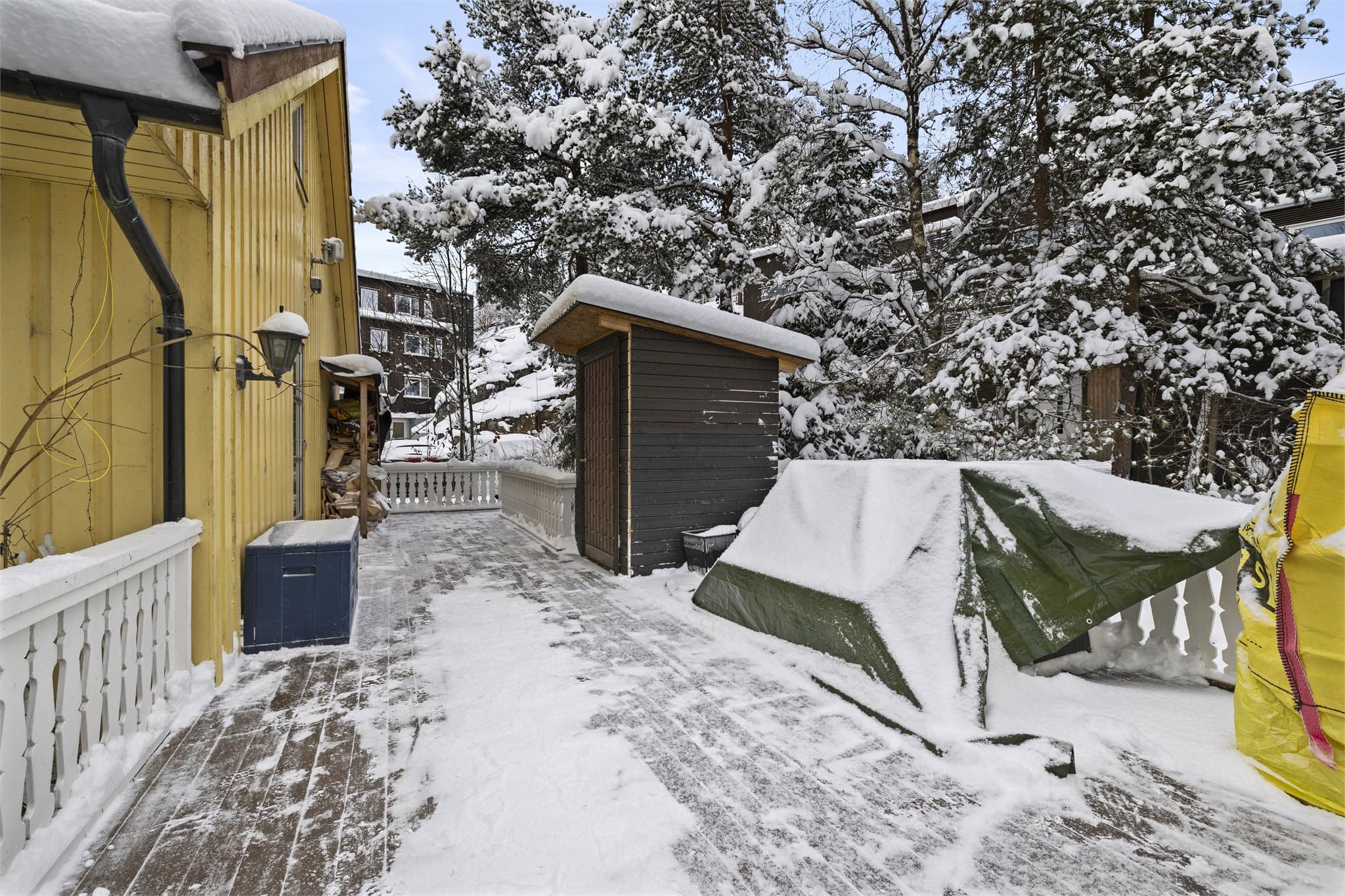 Utearealer rundt boligen med flere bruksmuligheter.