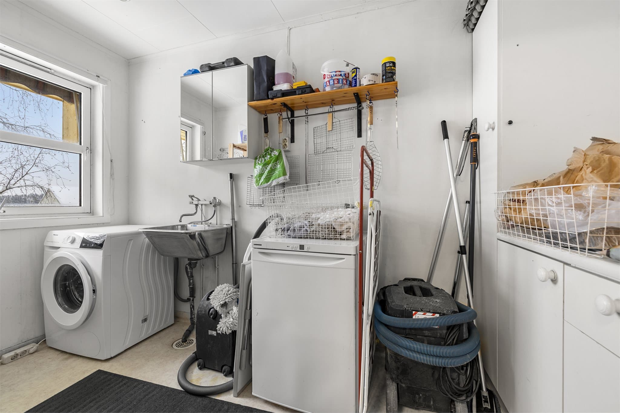 Praktisk vaskerom med opplegg for vaskemaskin og tørketrommel.