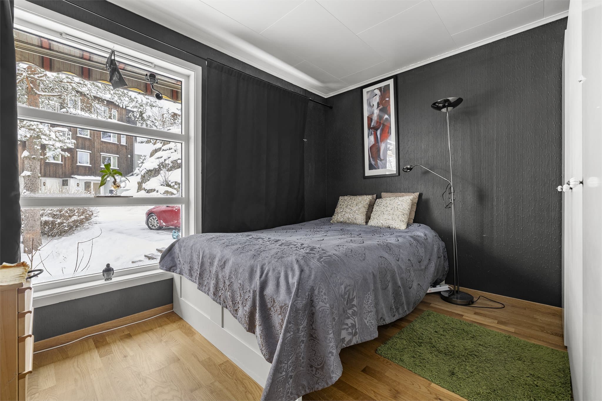 Soverom med god plass til seng og garderobeløsning.