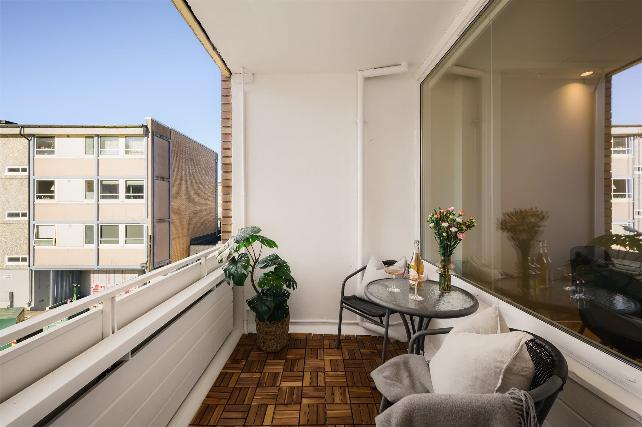 - Balkongen er overbygget noe som gjør bruksmulighetene store. Balkongen ble malt i 2026 og det ble lagt gulvplater fra IKEA på balkong -