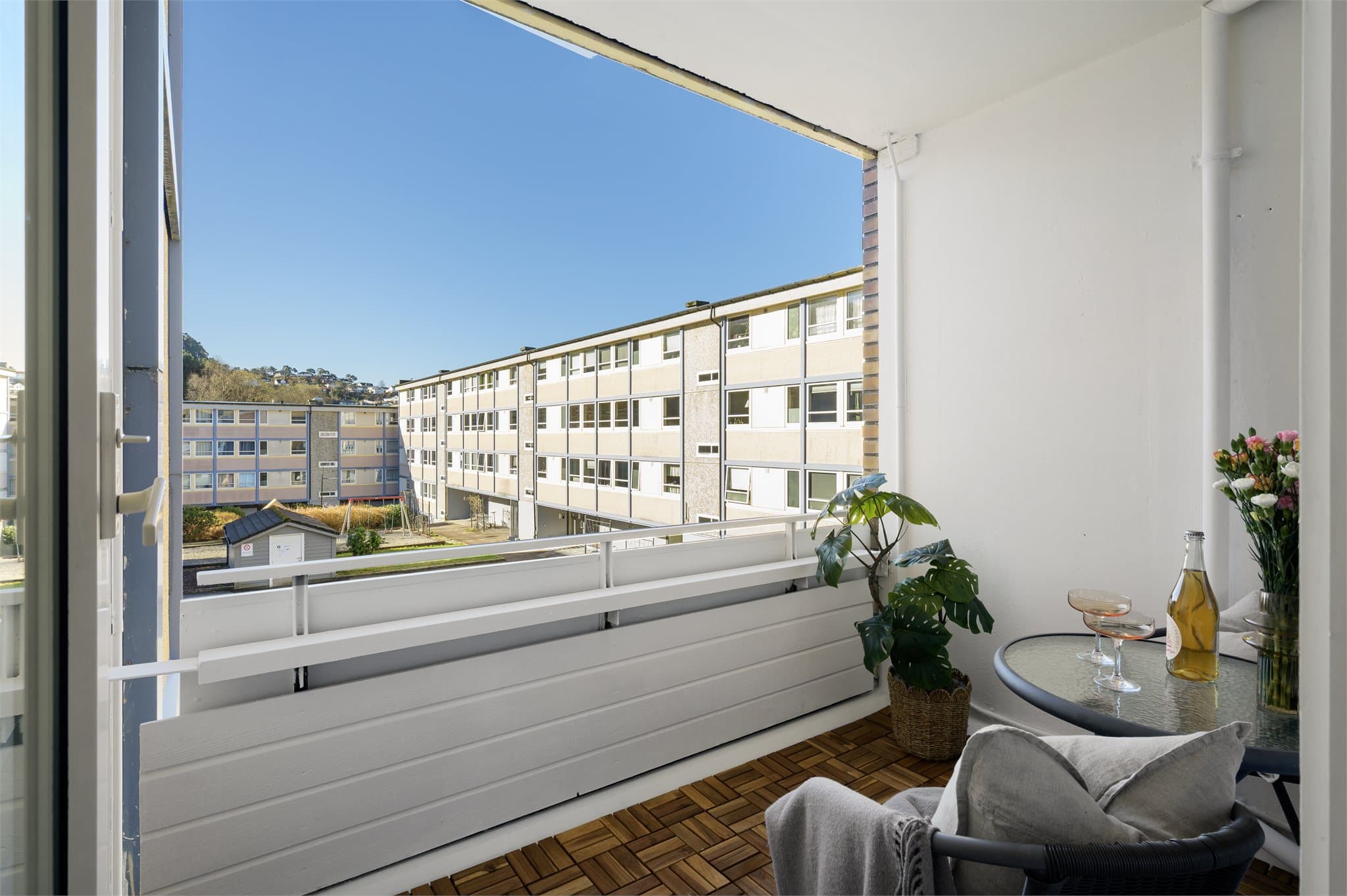 - Leiligheten har et totalt BRA-i på 54m² og inneholder stue, kjøkken, soverom, bad og gang -