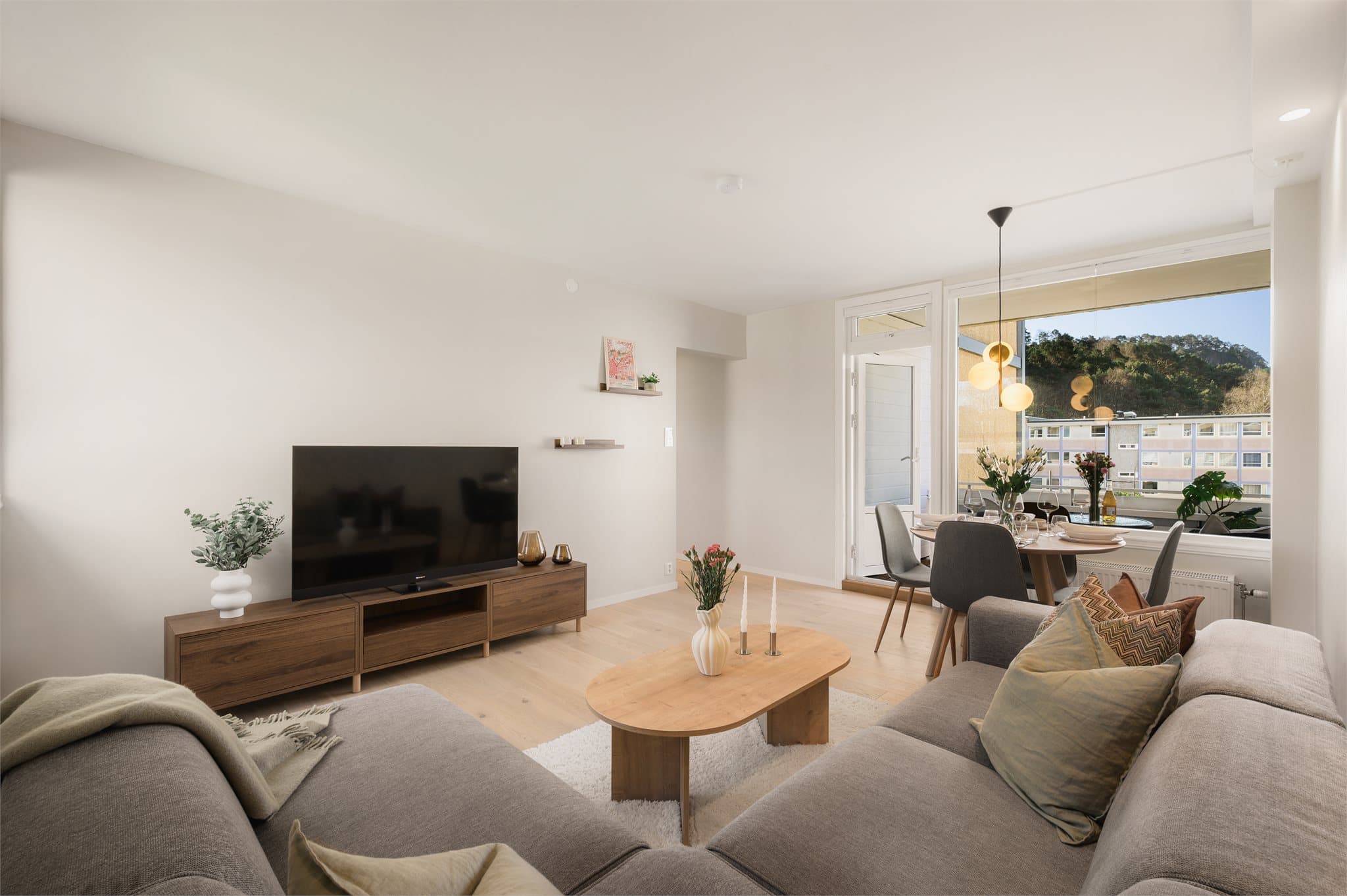 - Stuens utforming gir plass til sofa- og spisegruppe i hver sin naturlige sone -