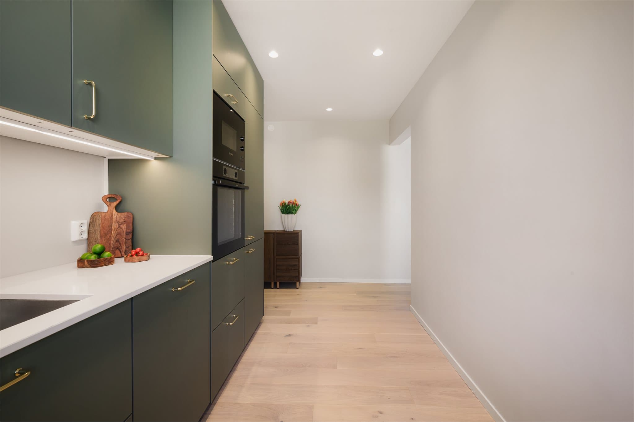 - Integrert oppvaskmaskin, stekeovn, mikrobølgeovn og induksjonstopp m/ integrert ventilator medfølger til glede for ny eier! -