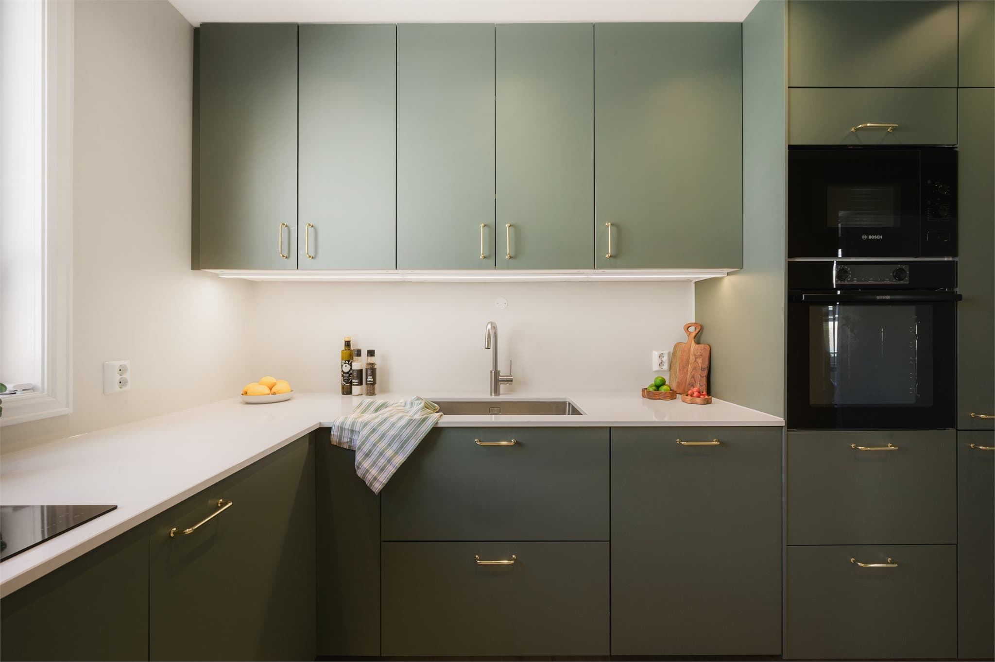 - Godt med skap- og benkplass gjør matlagingen til en drøm -