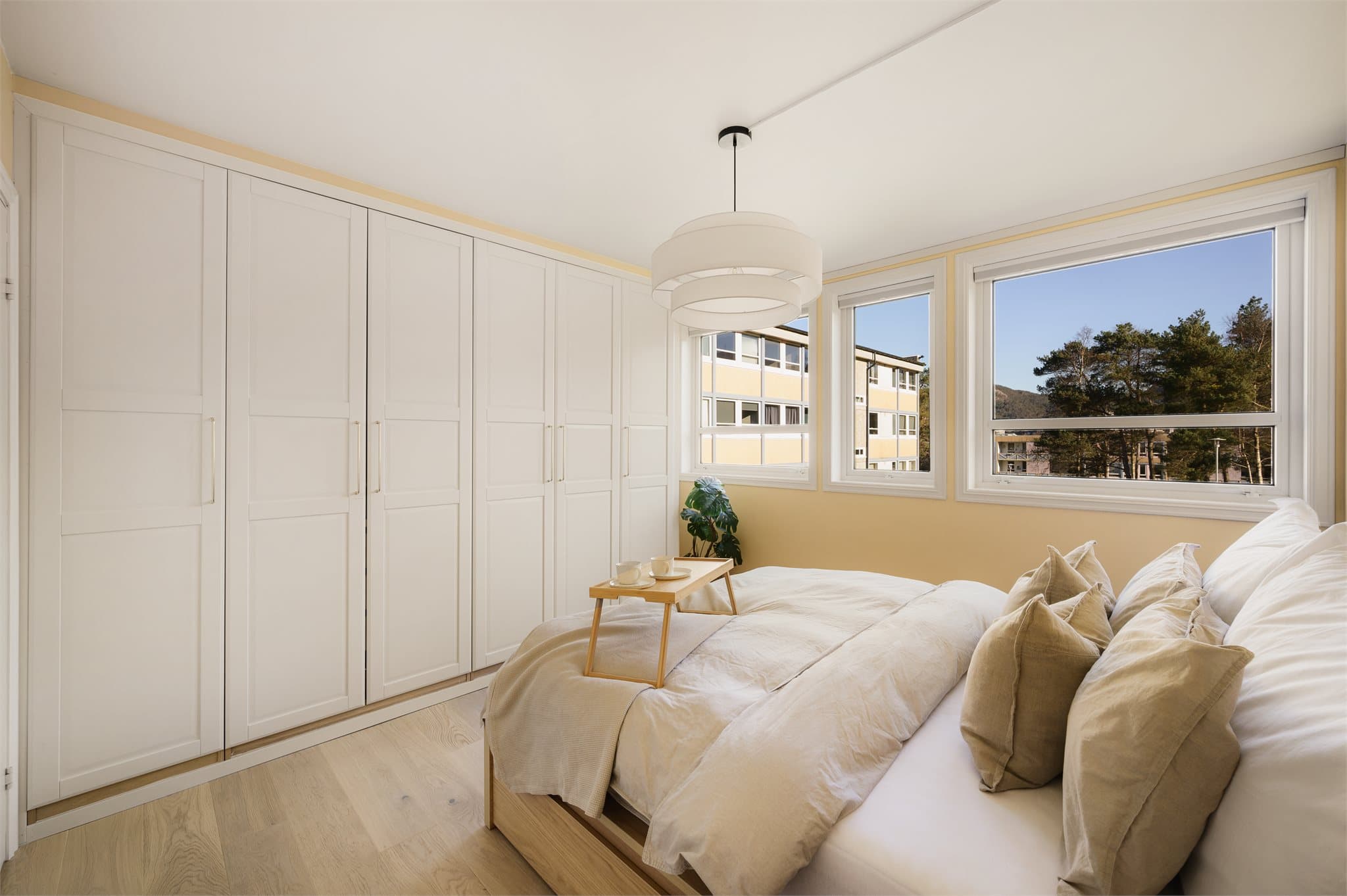 - Svært gode oppbevaringsmuligheter i innebygget PAX-garderobe fra 2025 -