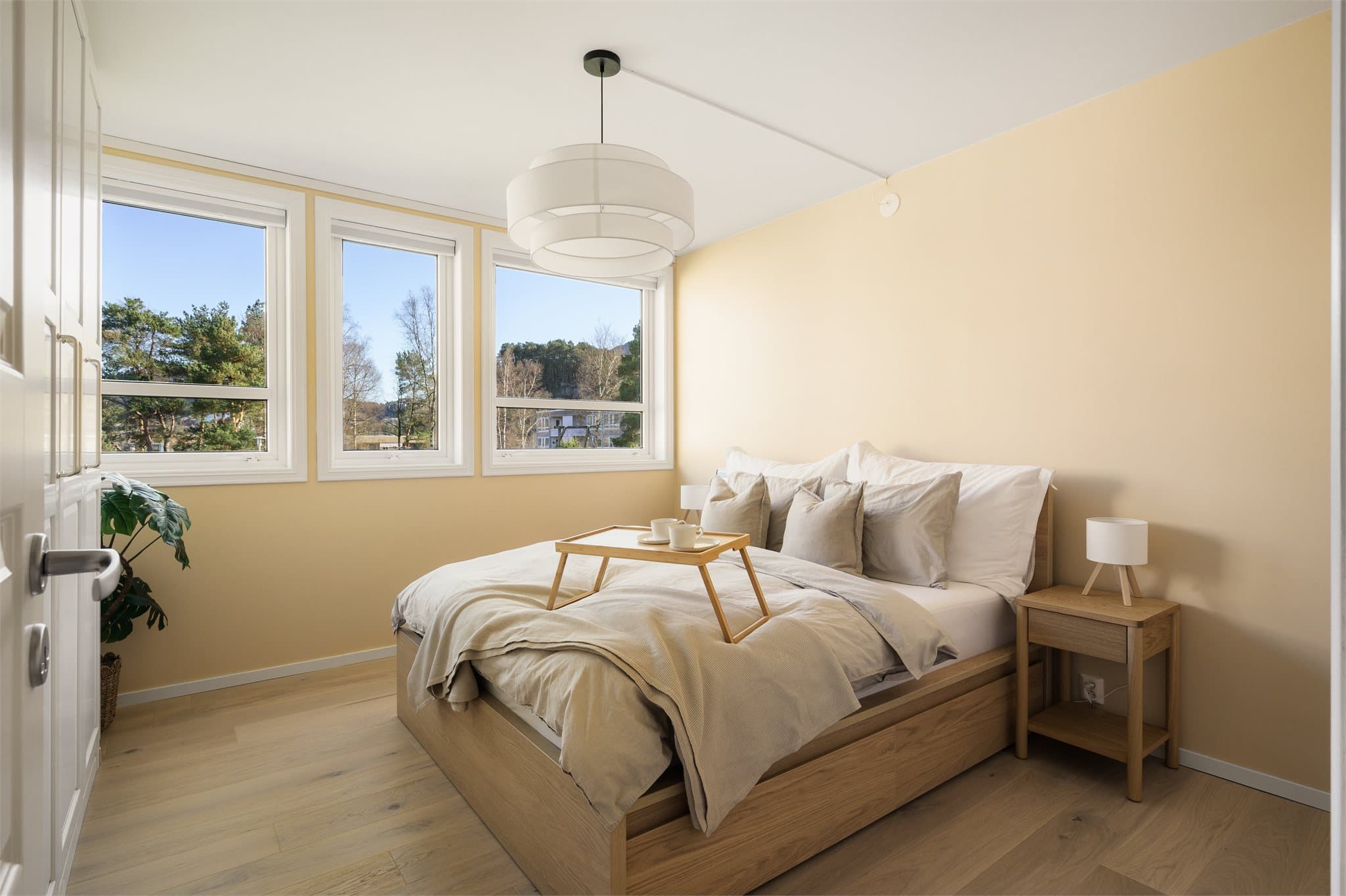 - Romslig soverom med god plass til dobbeltseng i ønsket størrelse og tilhørende møblement -