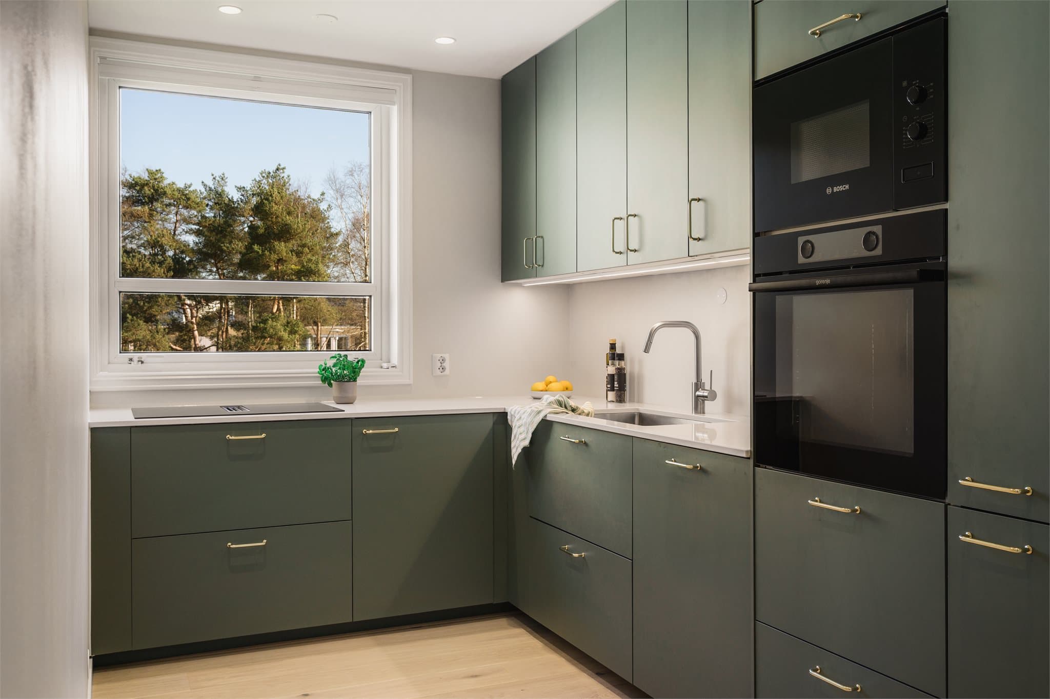 - Lekkert, nytt kjøkken fra IKEA med benkeplate installert av Nerostein (kvartskompositt) -