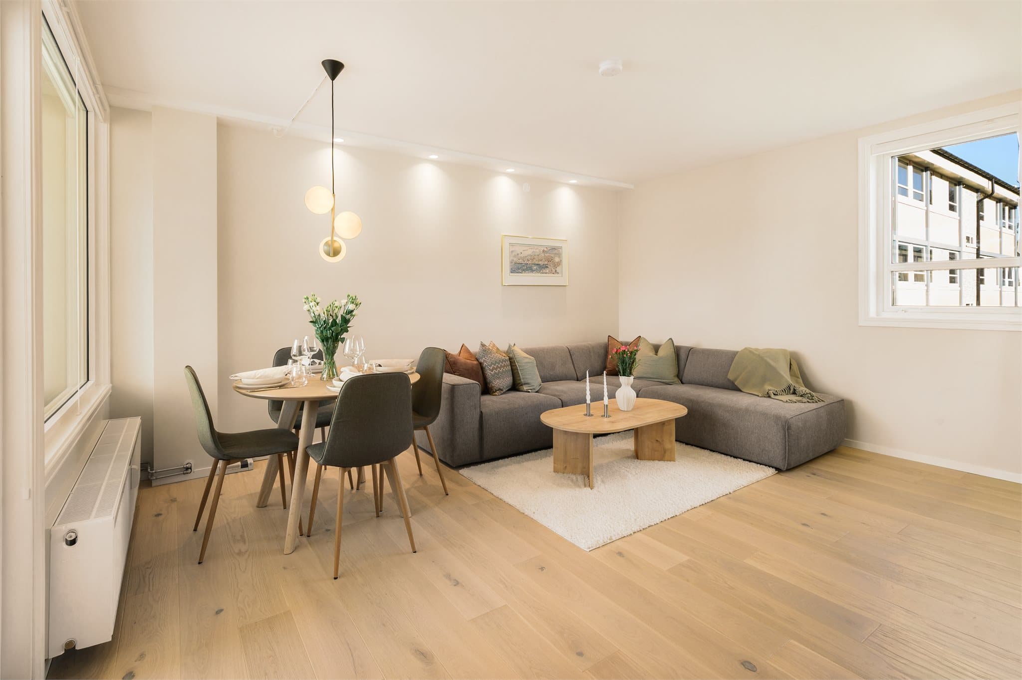 - Stuens utforming gir plass til sofa- og spisegruppe i hver sin naturlige sone -