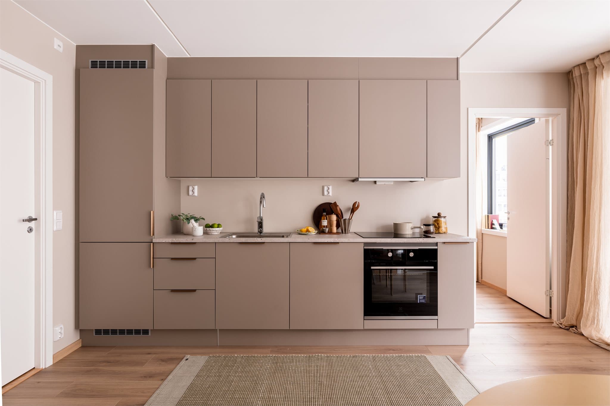 Lekkert HTH-kjøkken med integrerte kvalitetshvitevarer fra Electrolux.