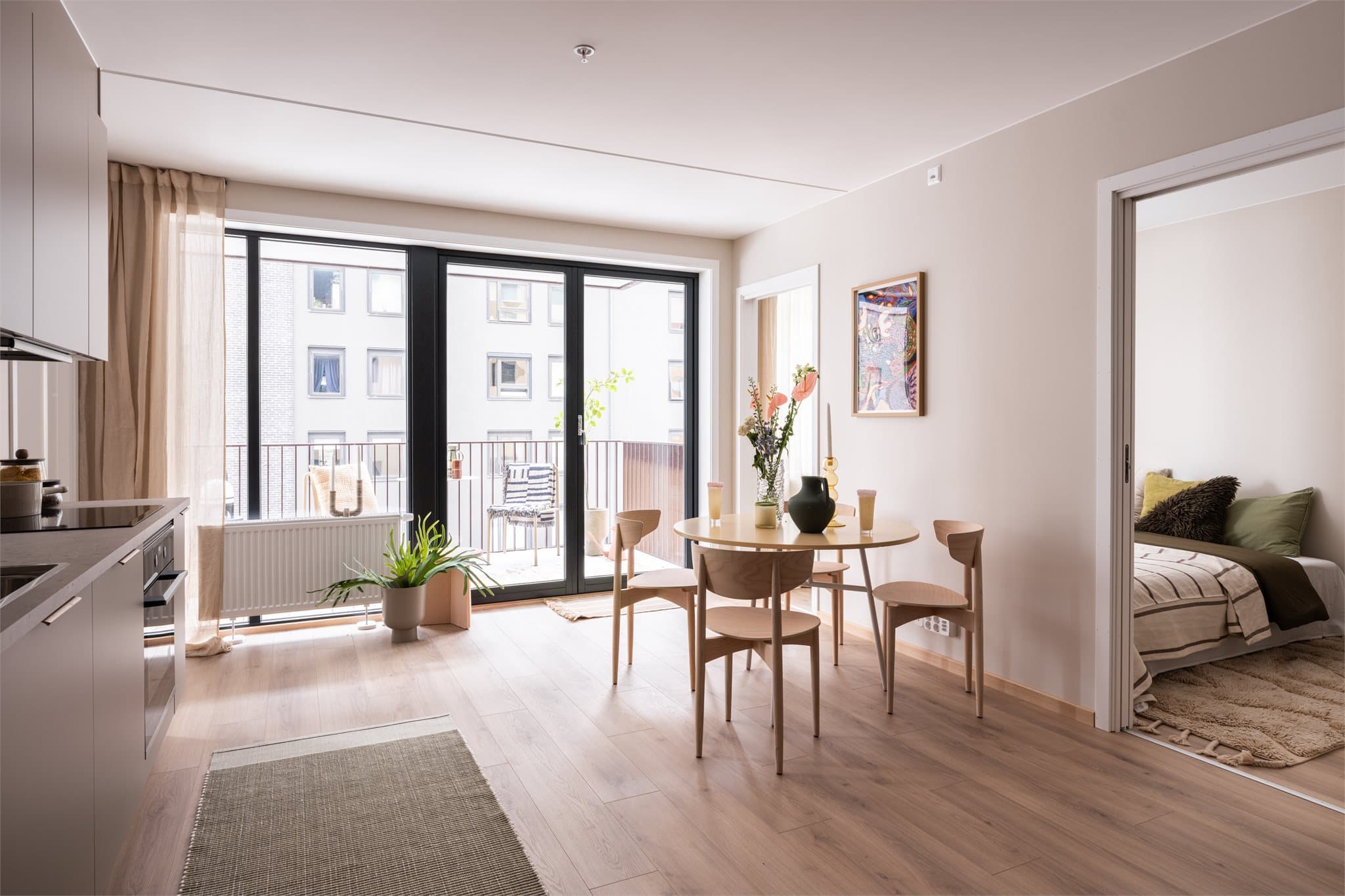 Stilrent og innbydende oppholdsrom med mye naturlig lys fra store vindusflater.