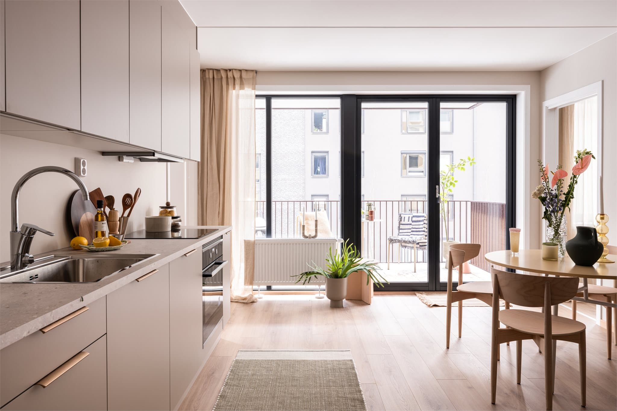 Leiligheten varmes opp med vannbåren varme via radiatorer.