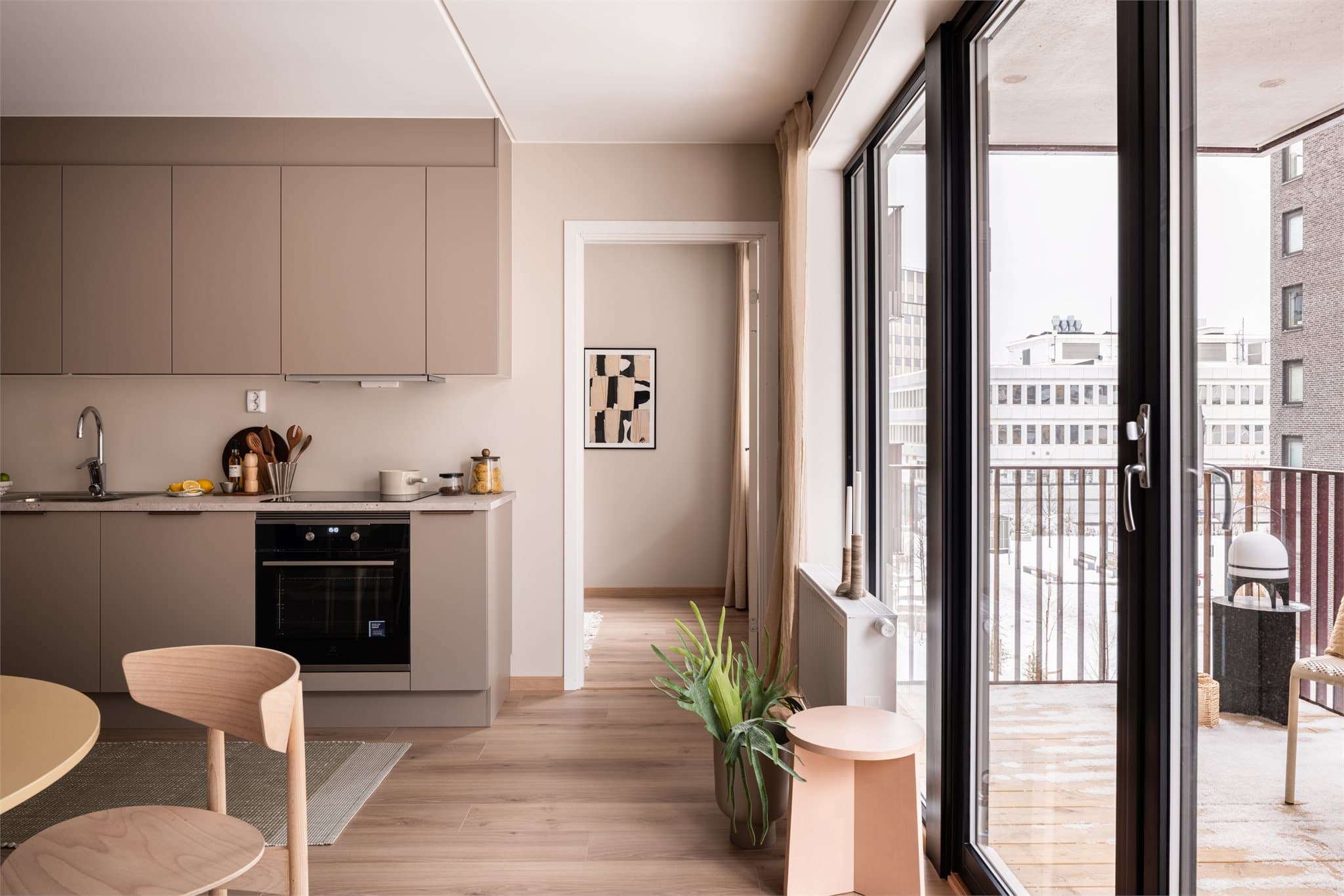 Det andre soverommet ligger på andre siden av stuen.