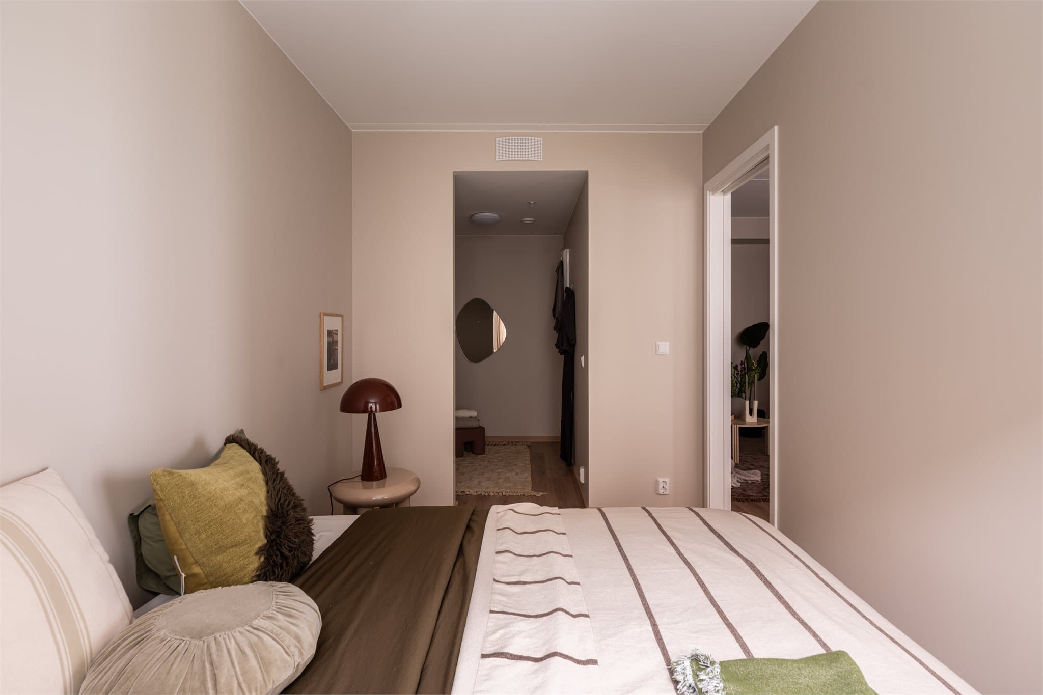 Soverommet har eget walk-in med god plass til hele garderoben.