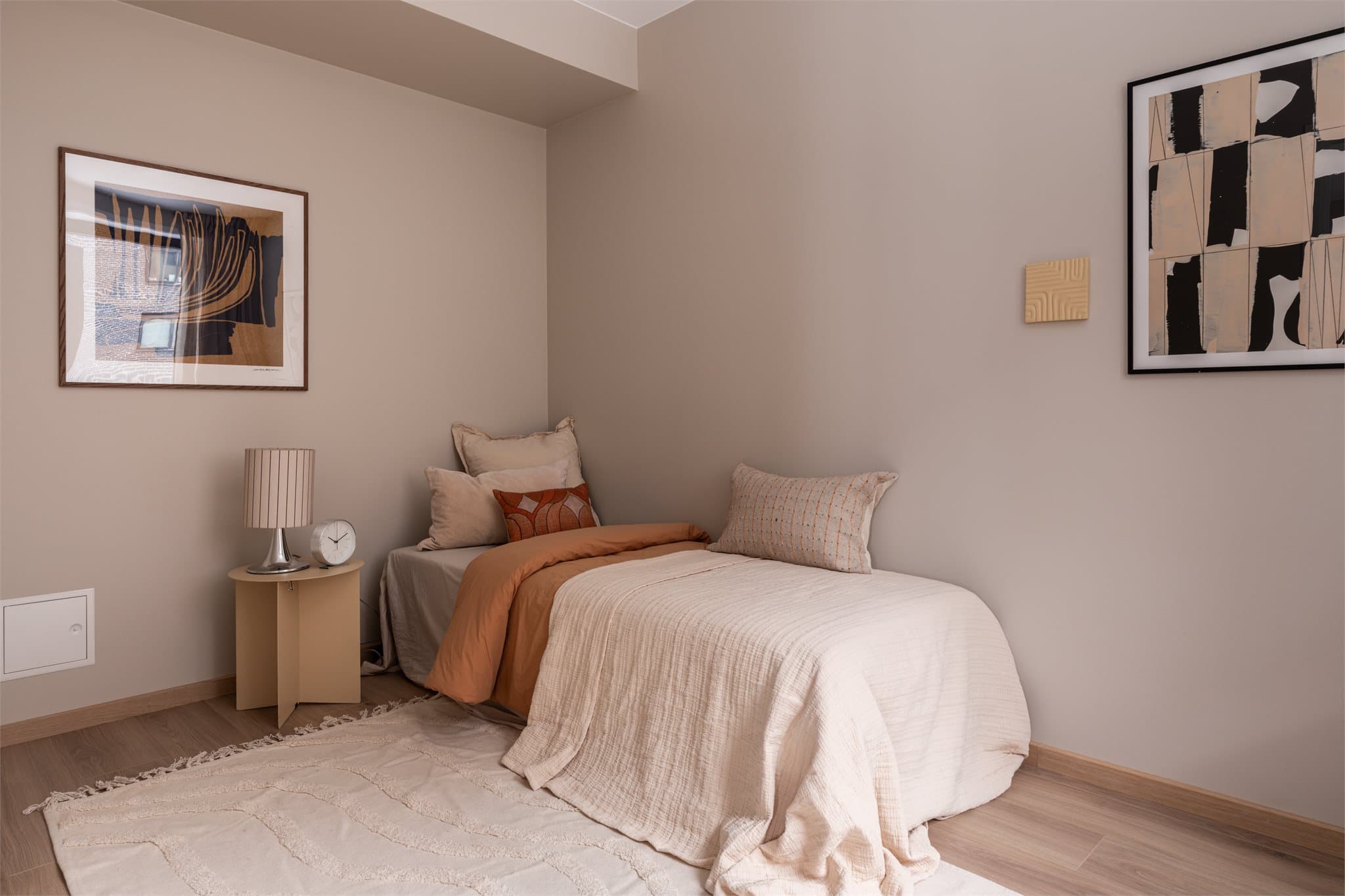 Et delikat soverom med mange bruksmuligheter - kanskje et barnerom, gjesterom eller kontor?