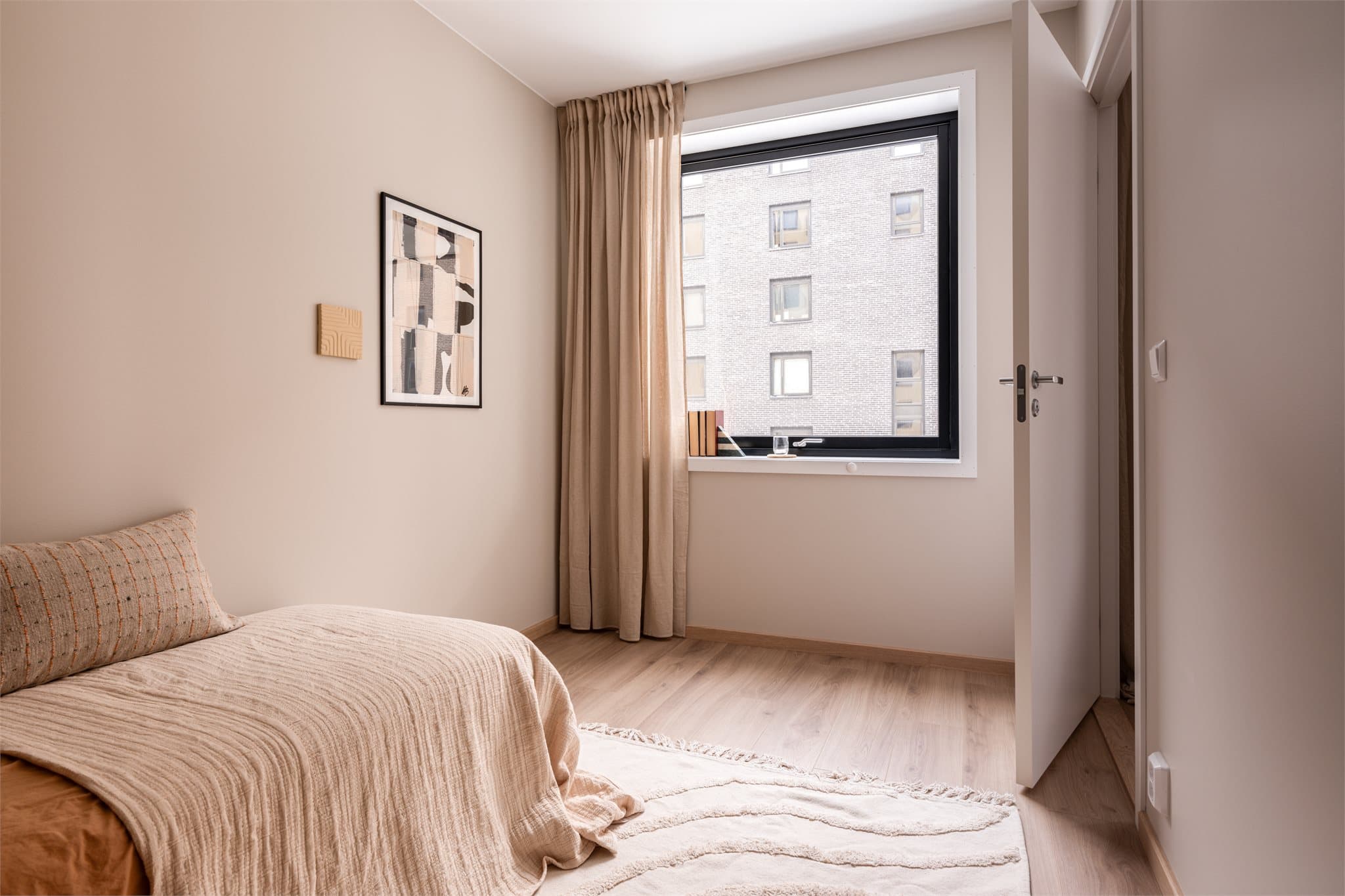 Den gode størrelsen gir plass til oppbevaring, skrivepult eller hva enn du måtte ønske.