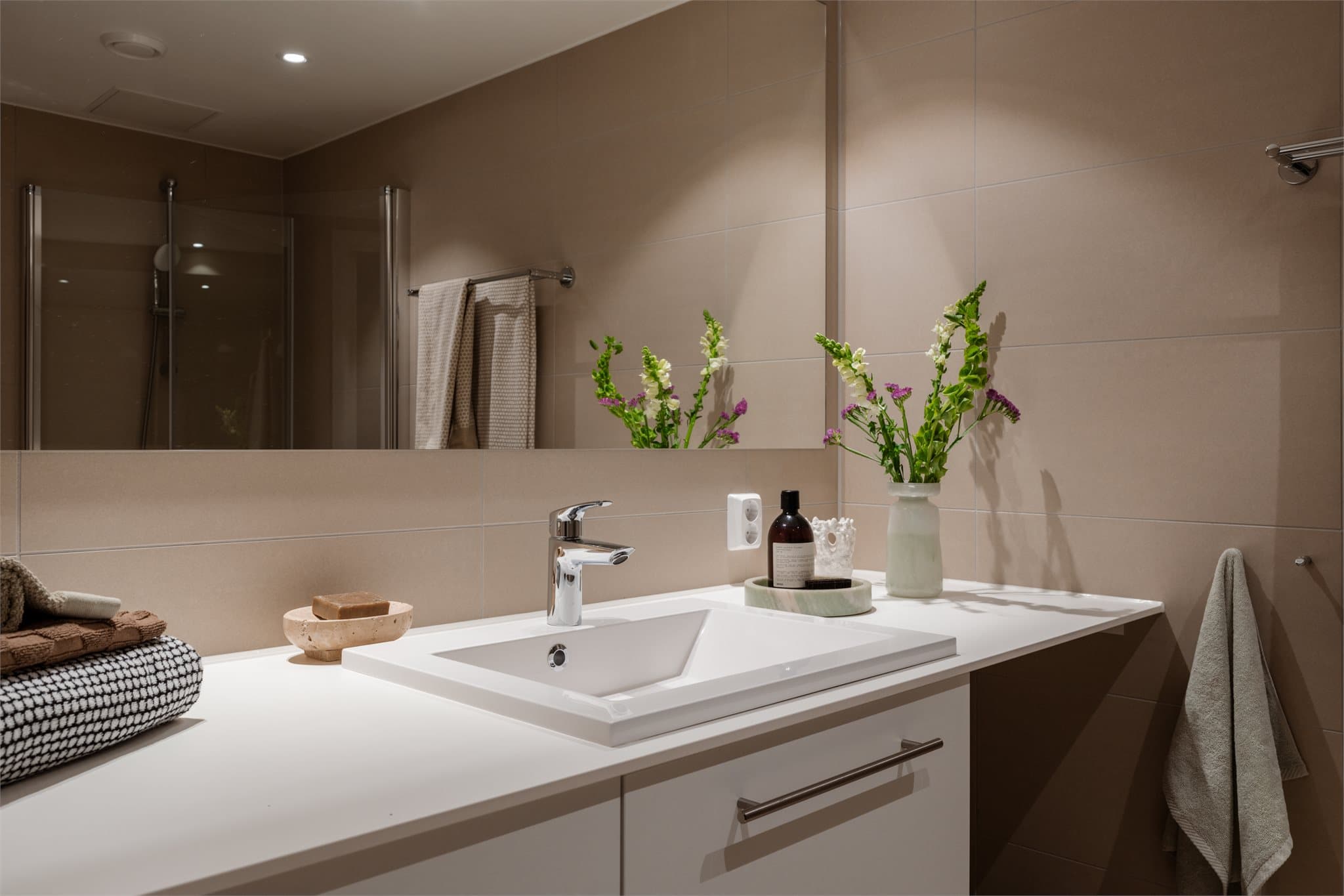 Rikelig med lagringsplass og egen nisje for vaskemaskinen.