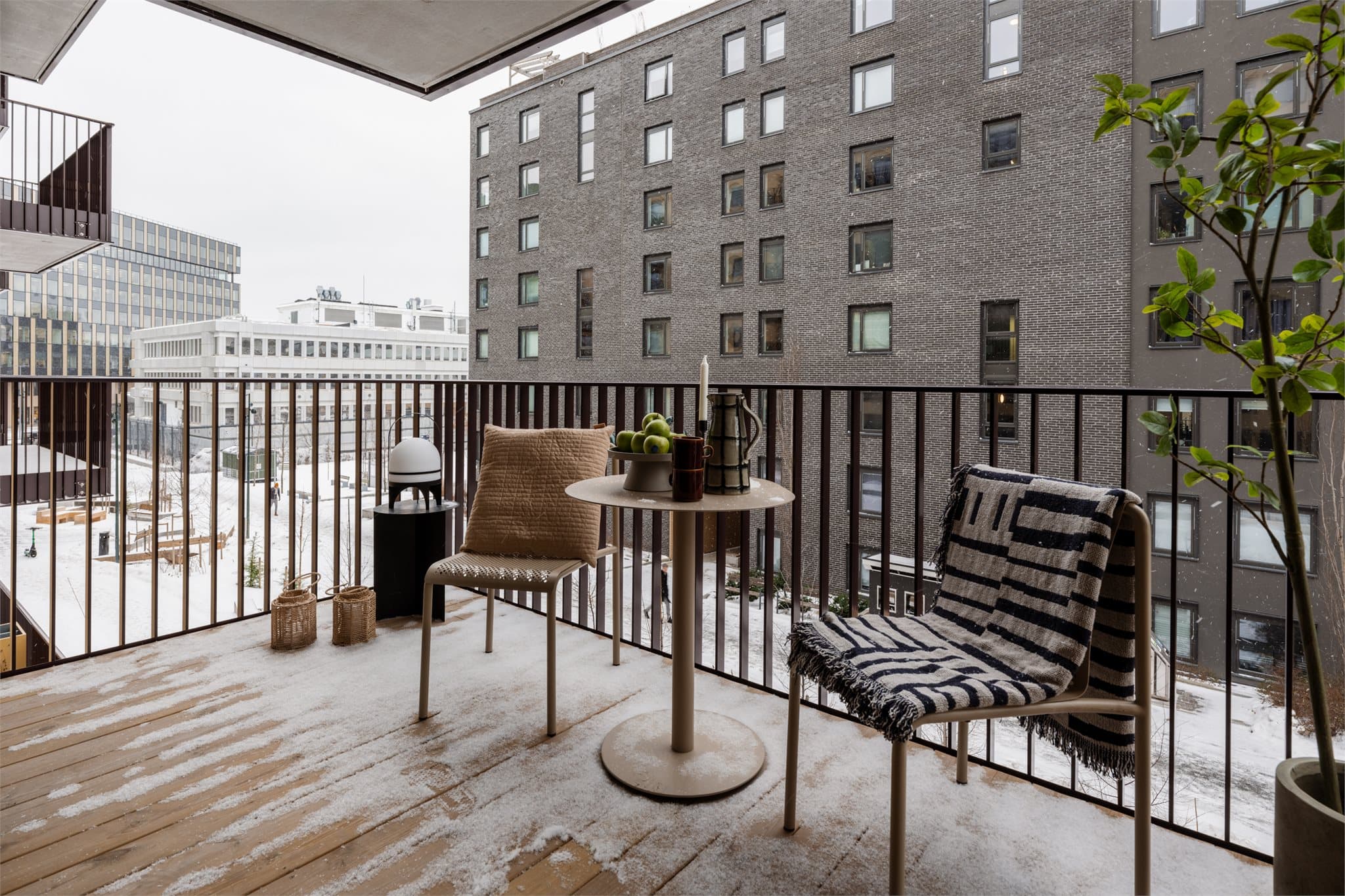 Utgang til en nordvestvendt balkong på 7 m² med god plass til utemøbler.