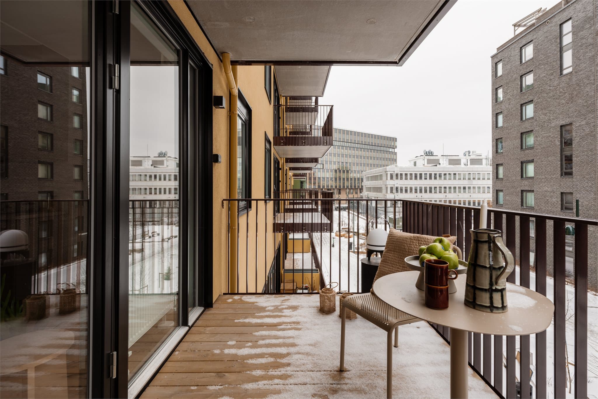 Balkongen er overbygget, og kan derfor også nytes utover sensommeren og høsten.