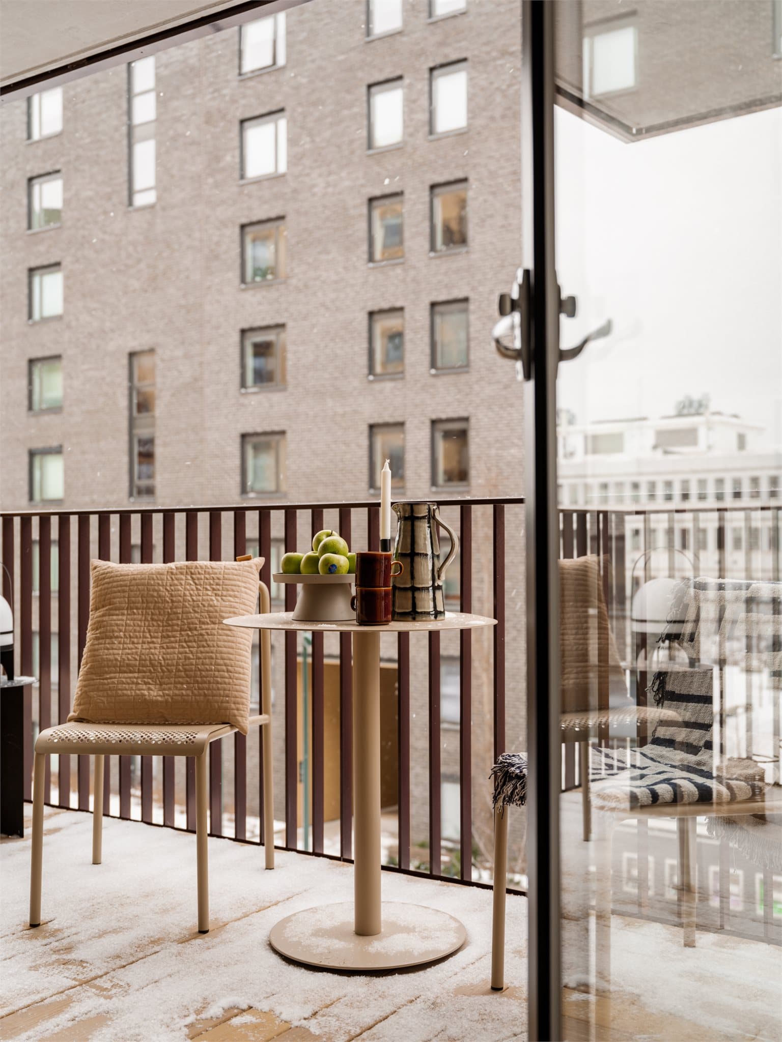 Balkongen blir en naturlig forlengelse av stuen på varme sommerdager.