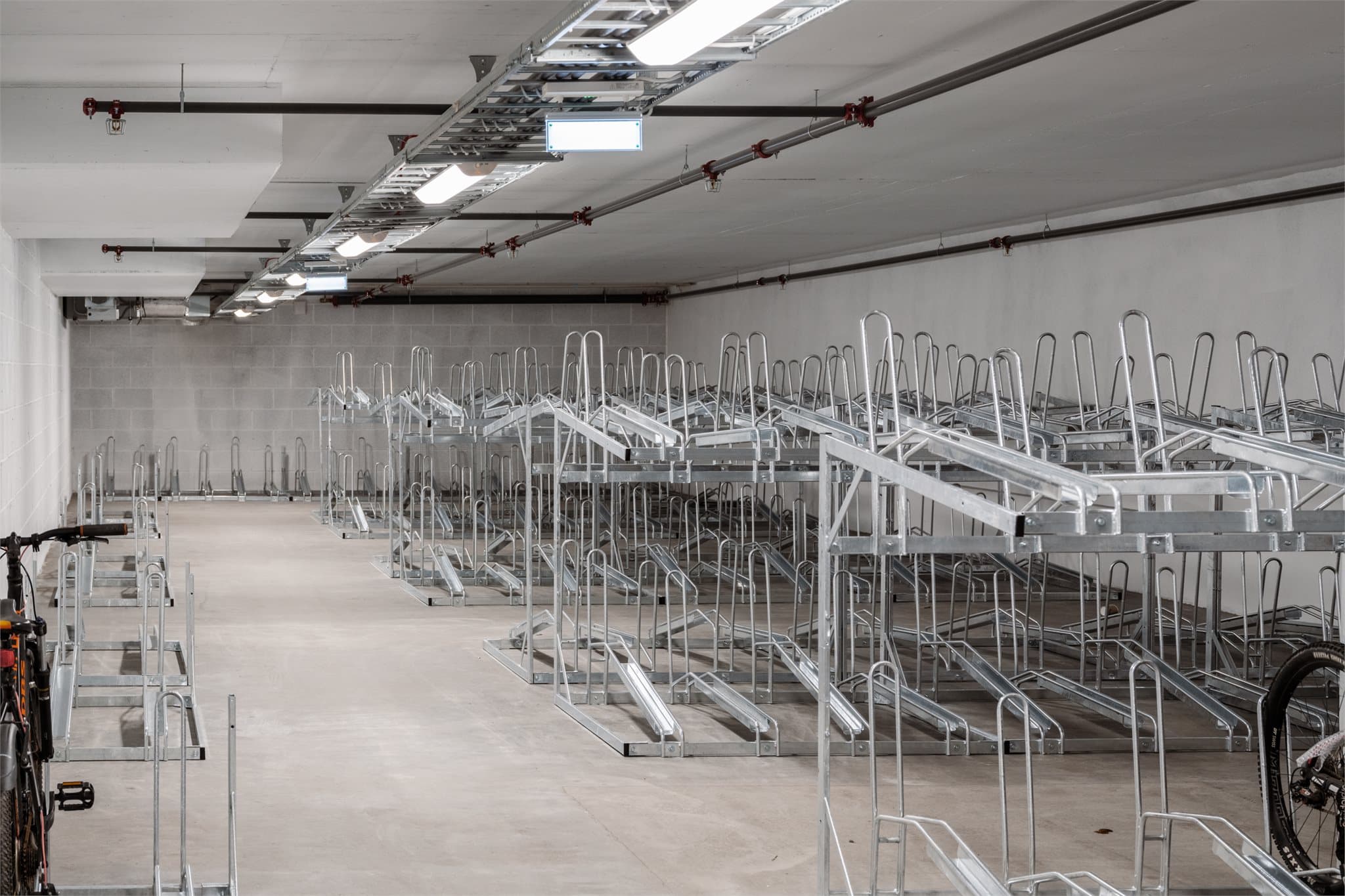 Stor, innendørs sykkelparkering i borettslaget.