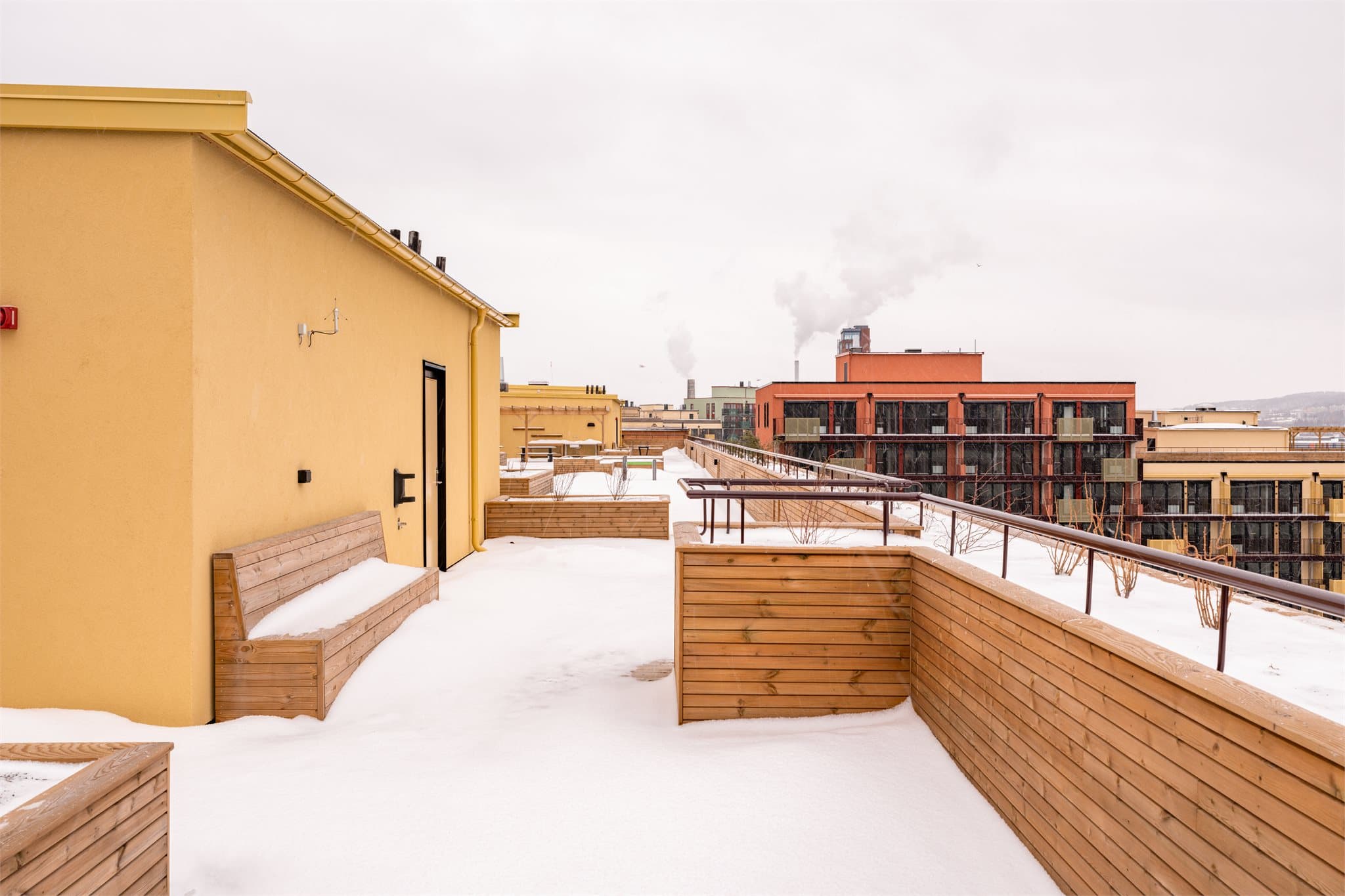 På taket er en stor, flott takterrasse med uslåelige solforhold og god plass til sosiale lag.