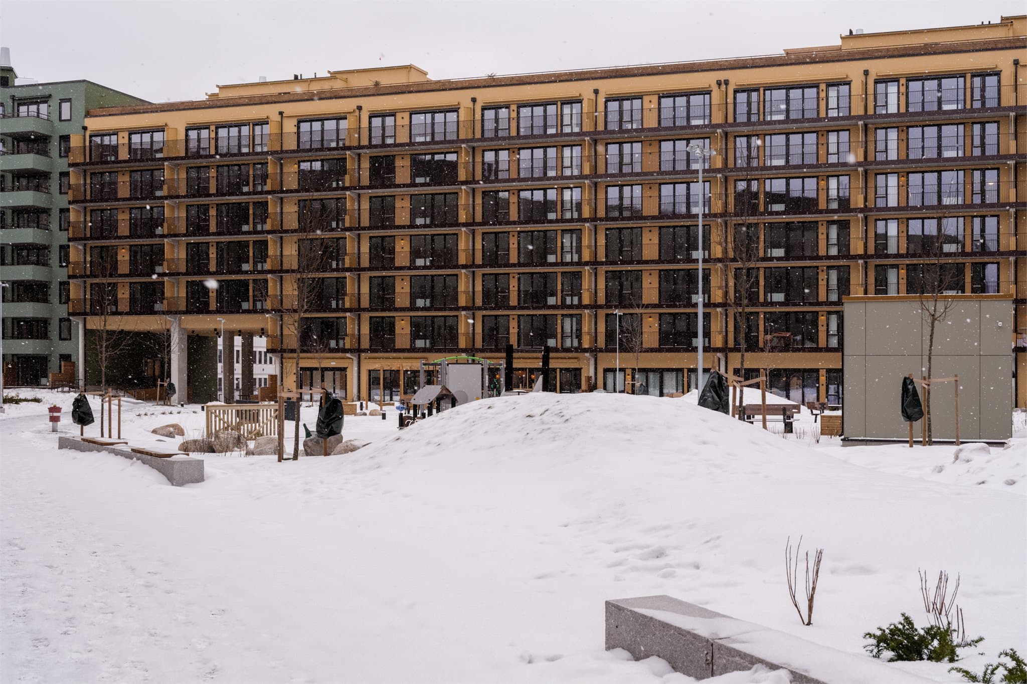 Fasade. På sommerstid blir dette en frodig og innbydende oase med god boltreplass.