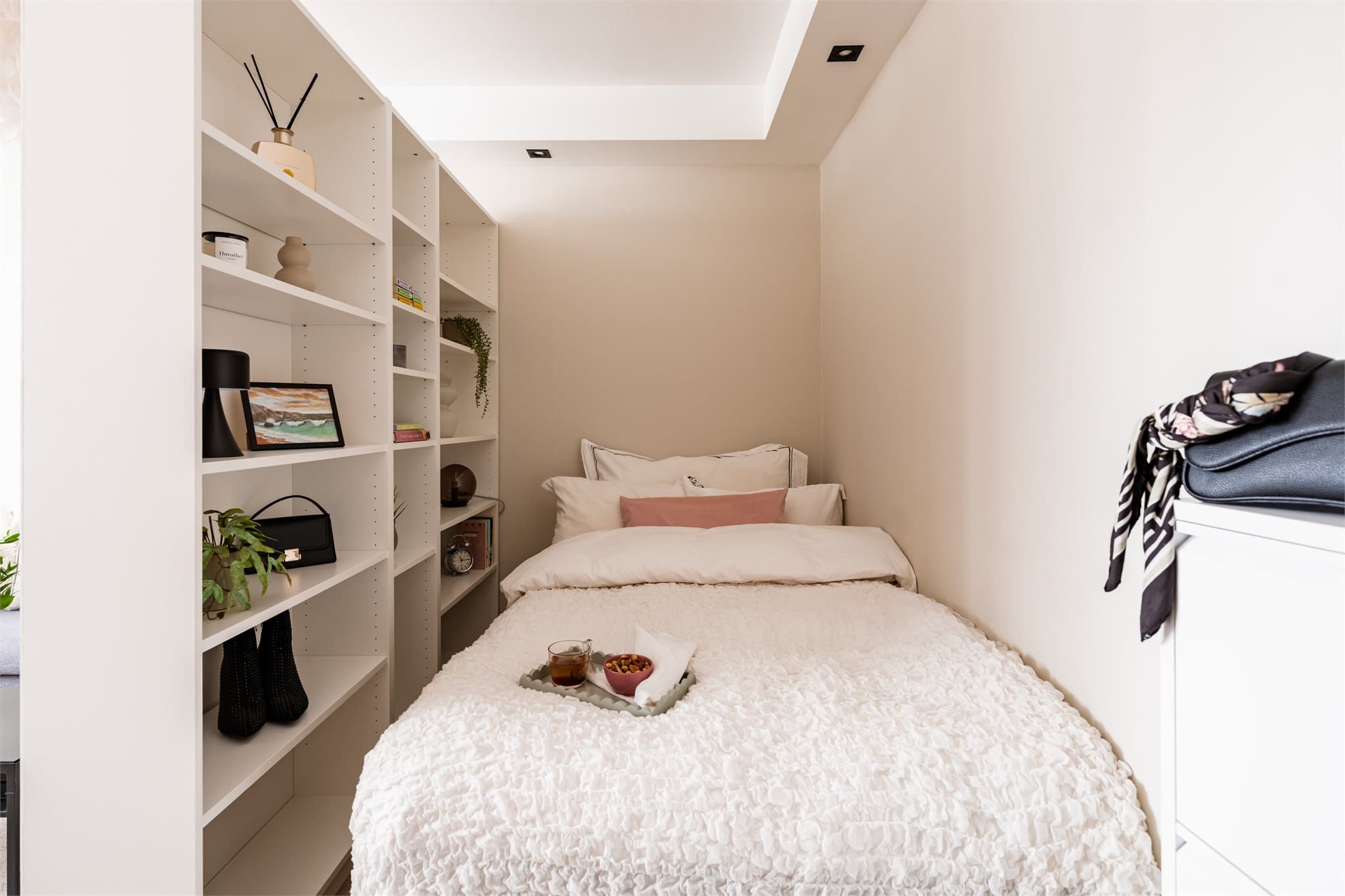 Sovealkoven er en smart løsning som gir plass til seng og skaper et naturlig skille i rommet.