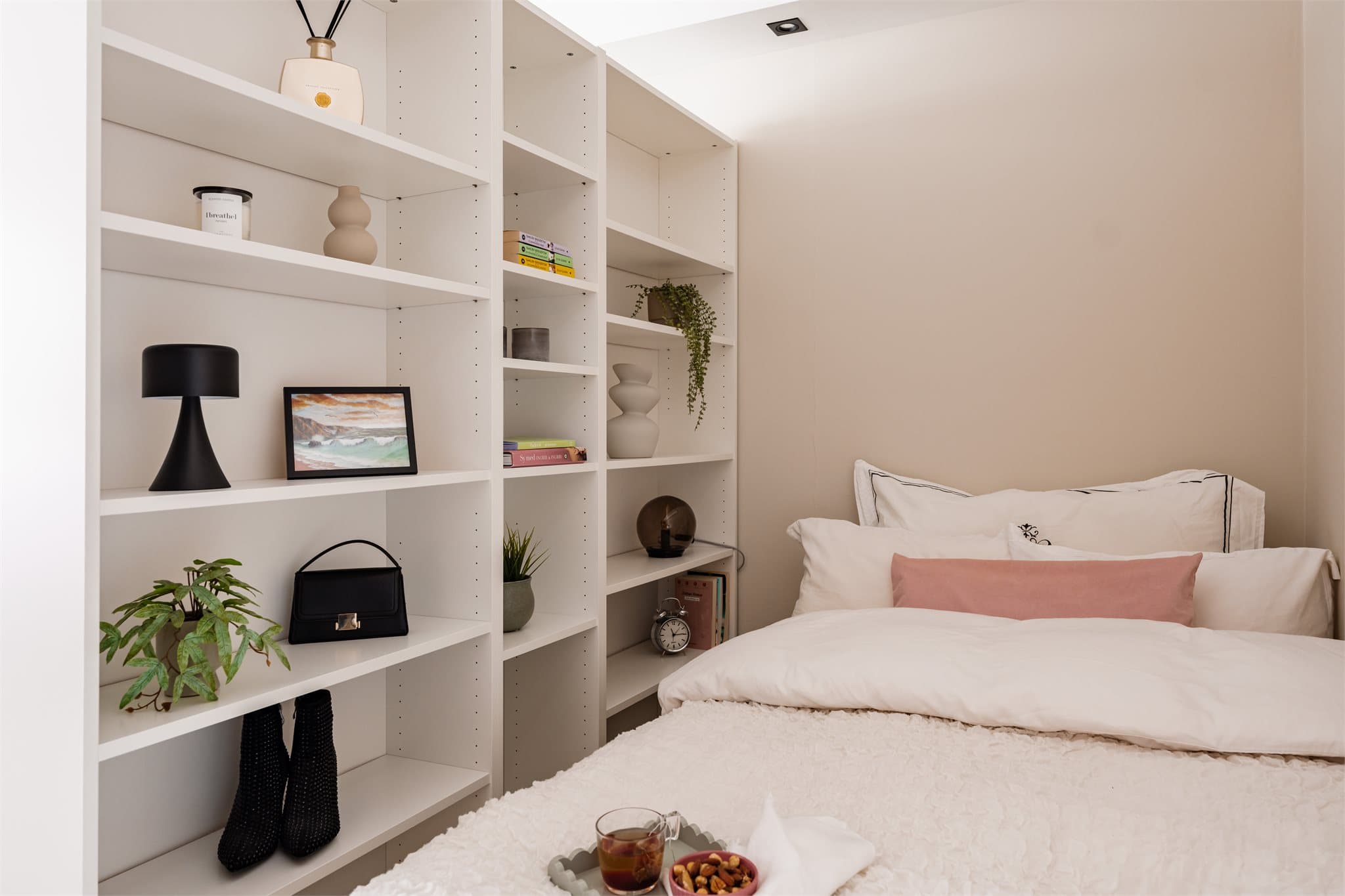 Her er det gode muligheter for smarte oppbevaringsløsninger rundt sengen.