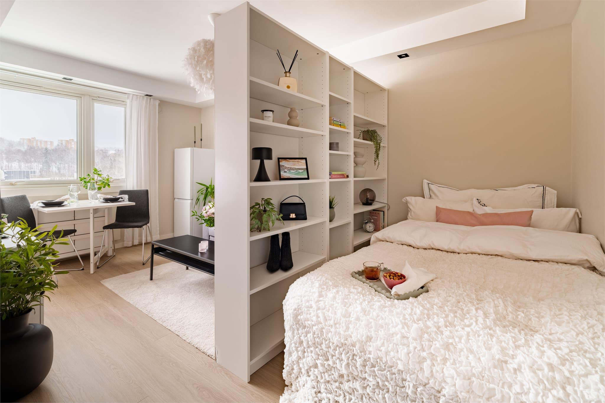 Leiligheten har en arealeffektiv planløsning med en praktisk sovealkove som skiller sovesonen fra stuen.
