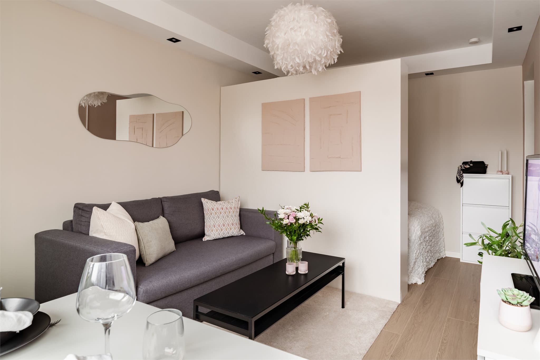 Stuen er malt i en behagelig fargetone som gir et moderne uttrykk.