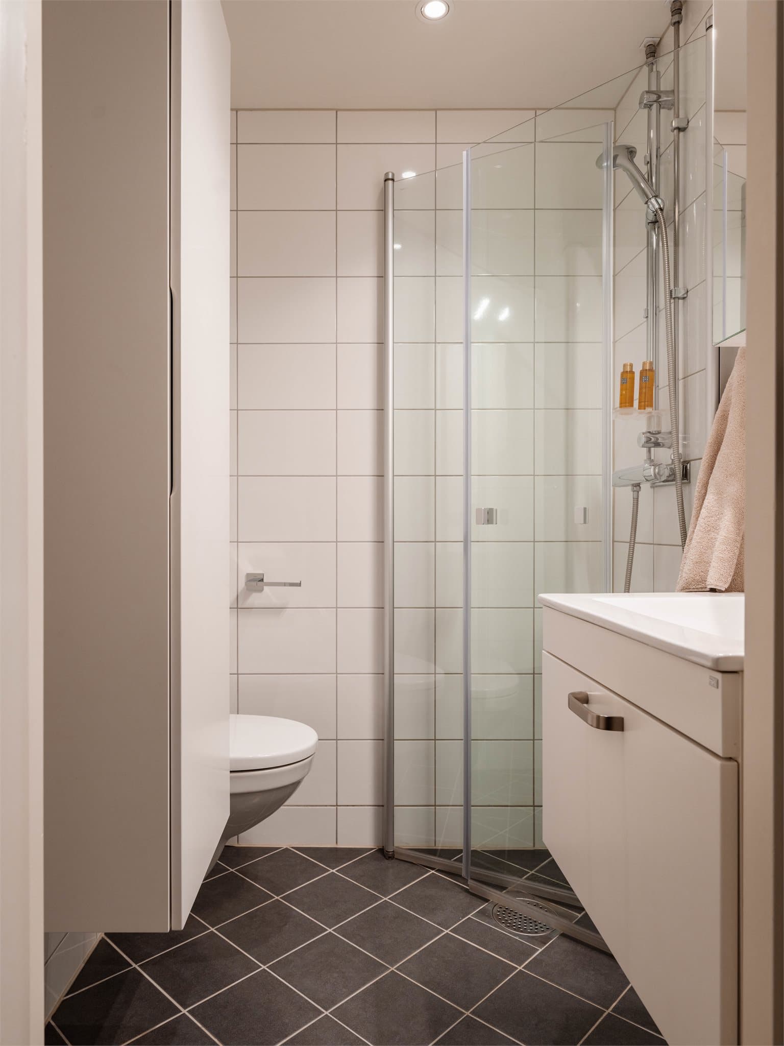 Badet ble oppgradert i 2018 i regi av borettslaget og har flislagt gulv med varmekabler.