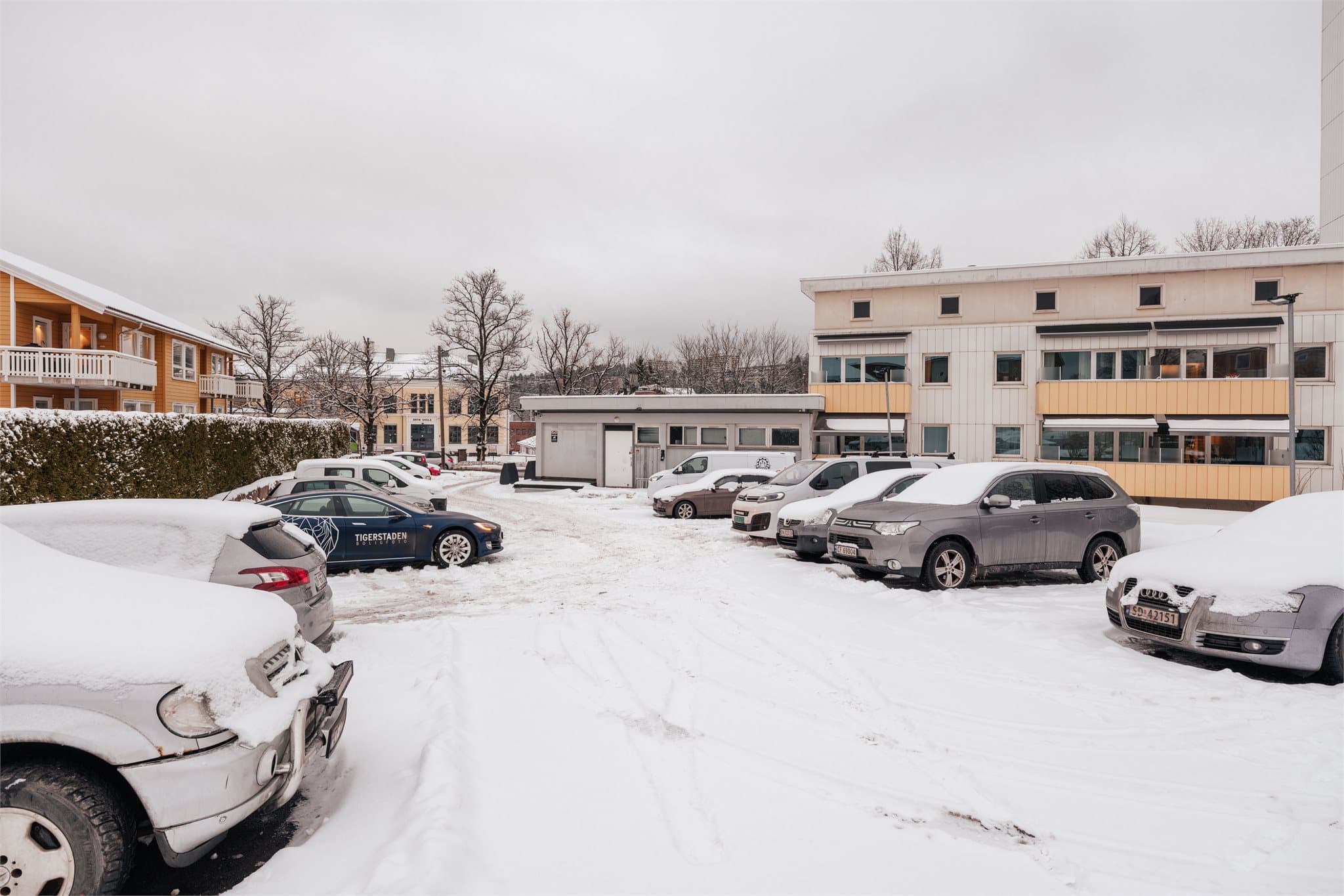 Borettslaget disponerer flere parkeringsplasser med mulighet for gratis parkering.