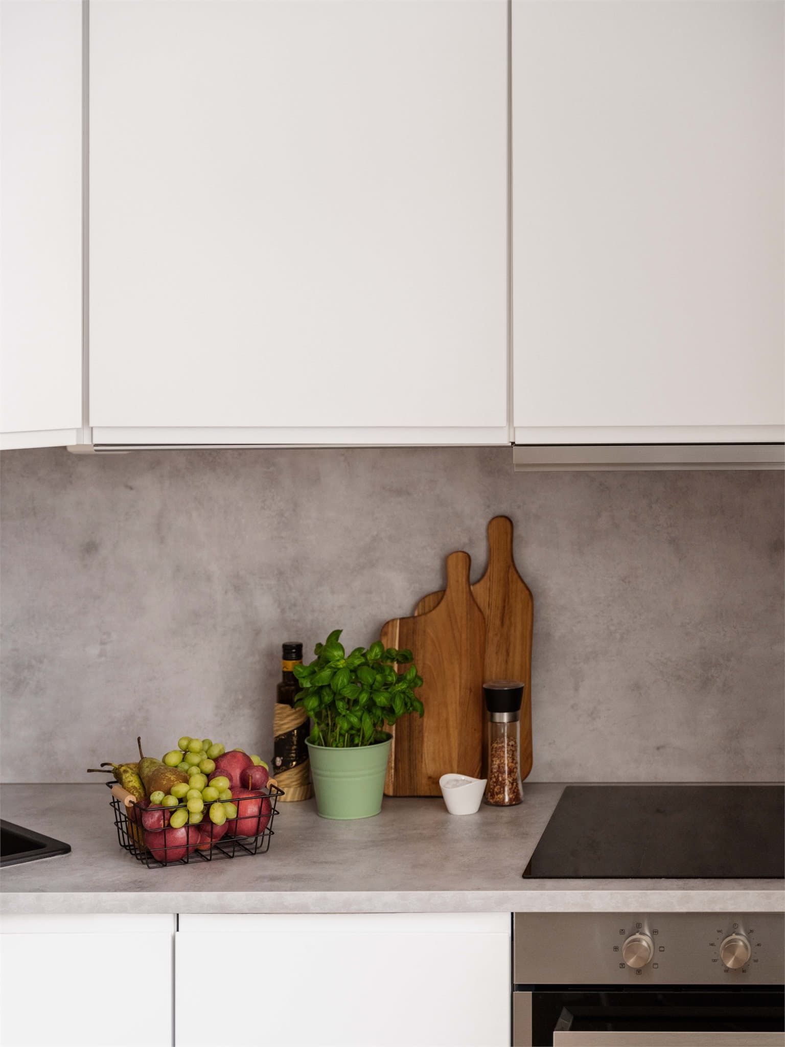 Kjøkkeninnredningen har glatte fronter og er utstyrt med integrert oppvaskmaskin for en enklere hverdag.