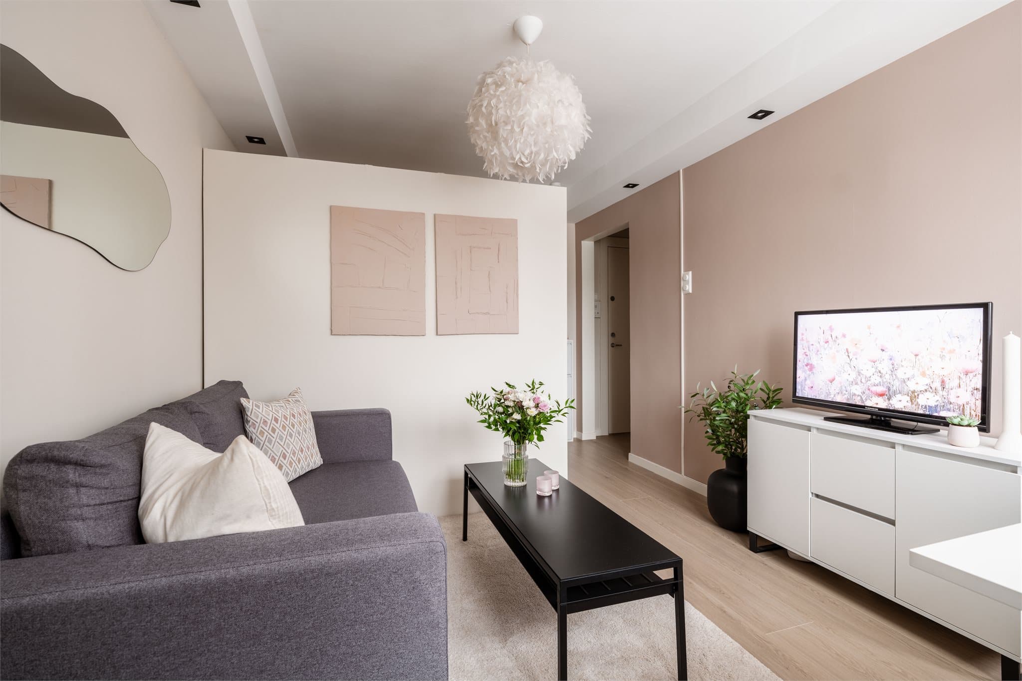 Nyere gulv i stuen gir en helhetlig og tidsriktig følelse. Boligen har dimbare lys med app-styring.