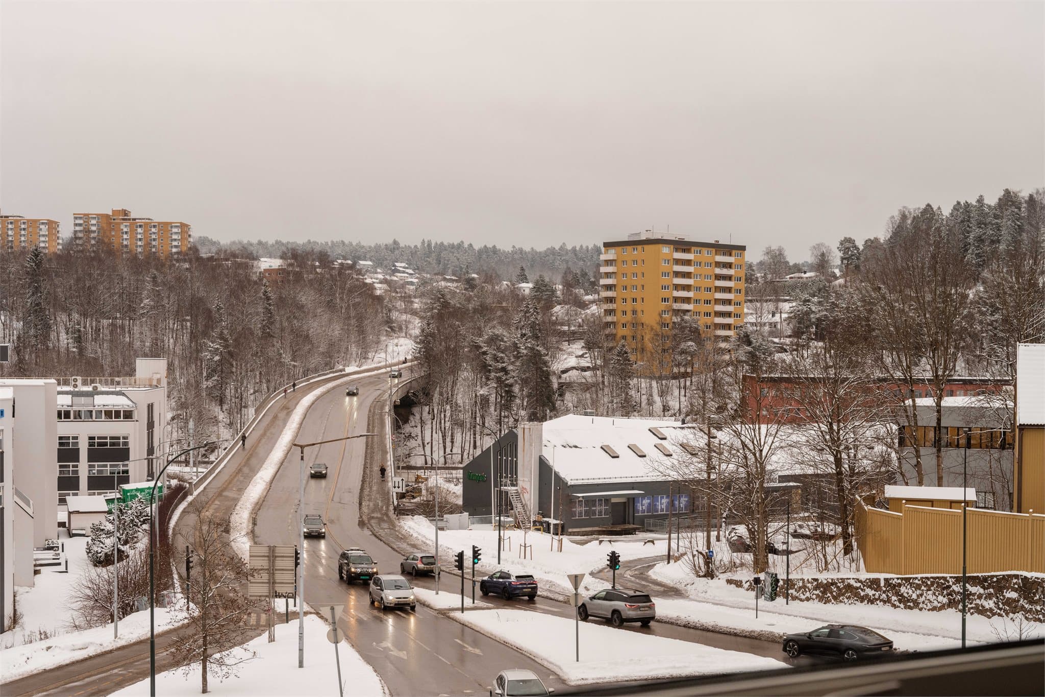Området har et godt kollektivtilbud med buss, T-bane og tog som gir effektiv reise til sentrum. Hverdagslogistikken er enkel med Rema 1000 og Joker i umiddelbar nærhet.