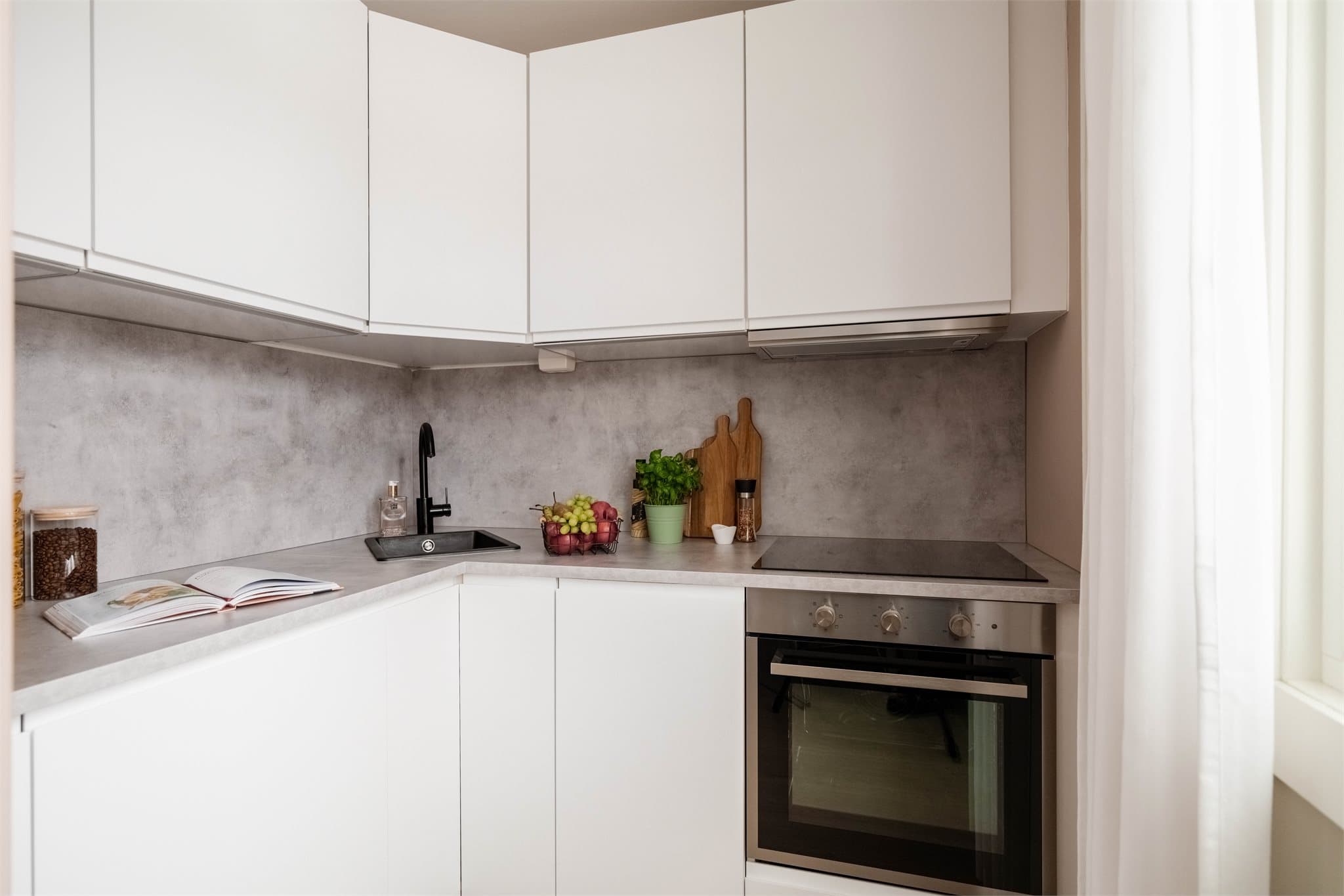 Kjøkkenet er fra 2024 og har en moderne innredning med integrert stekeovn, oppvaskmaskin, platetopp og kombinert vaskemaskin/tørketrommel.