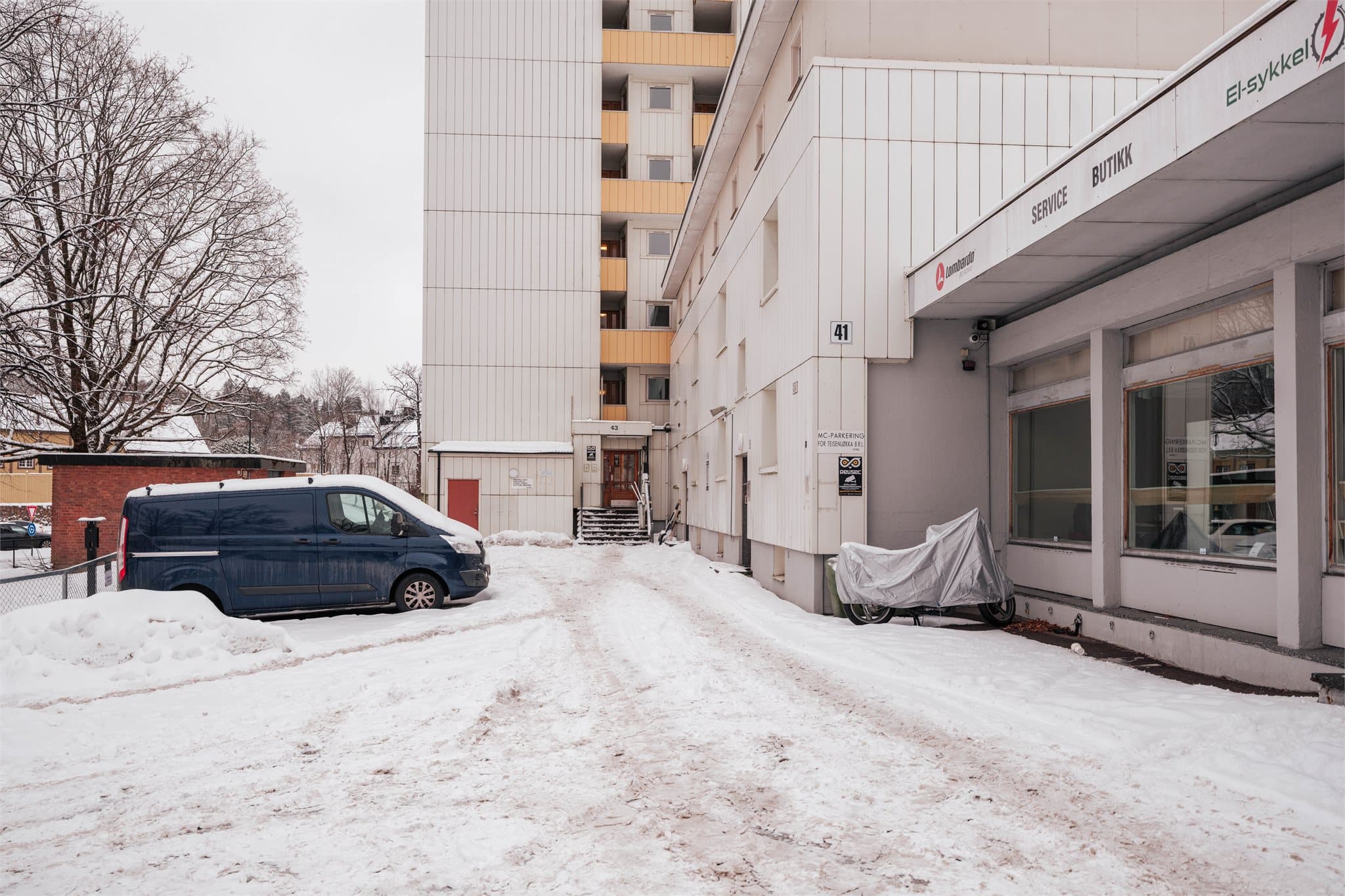 Leiligheten ligger i et veletablert borettslag på Teisen, med en rolig atmosfære.