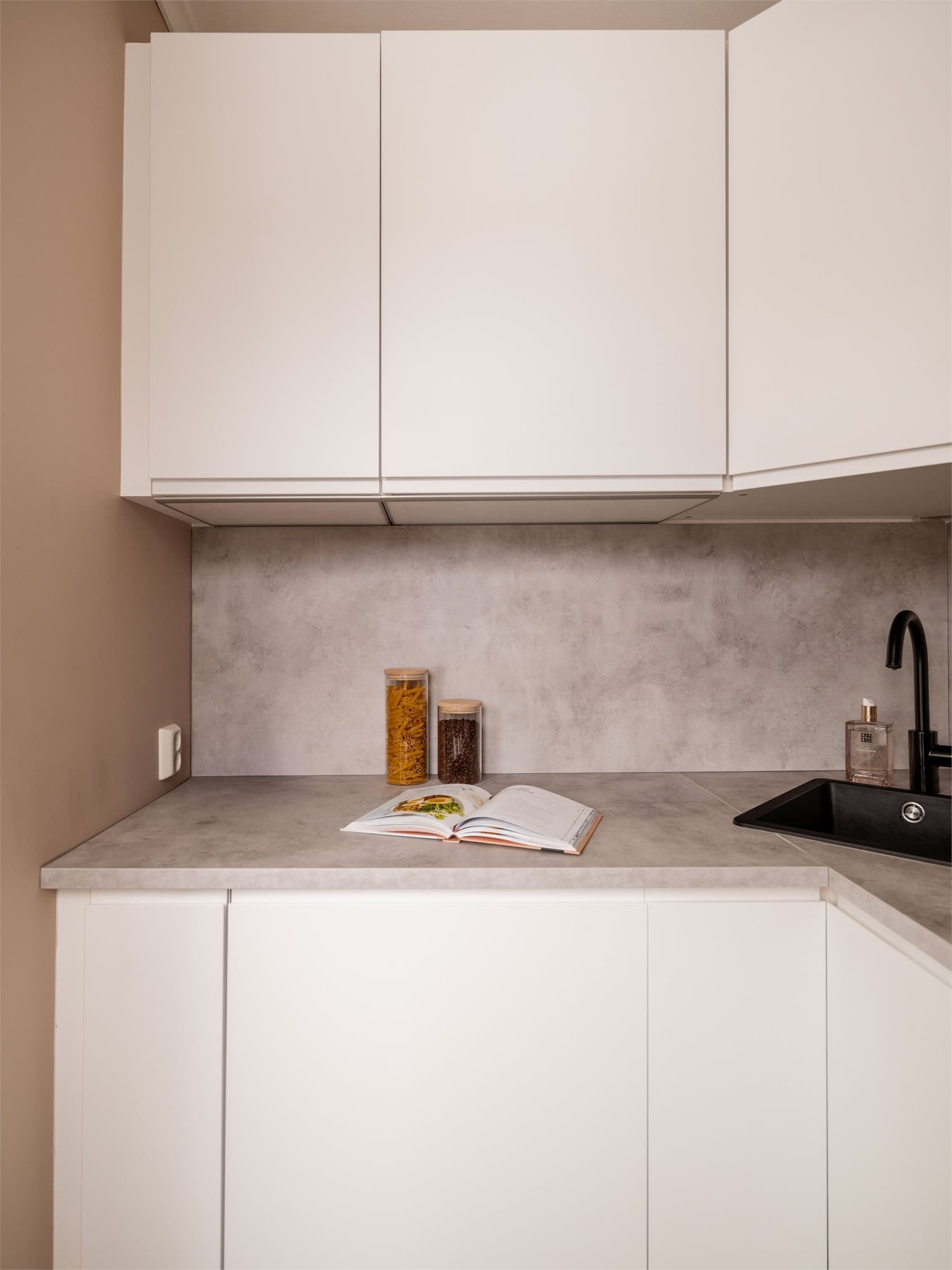 Her er det rikelig med skapplass.