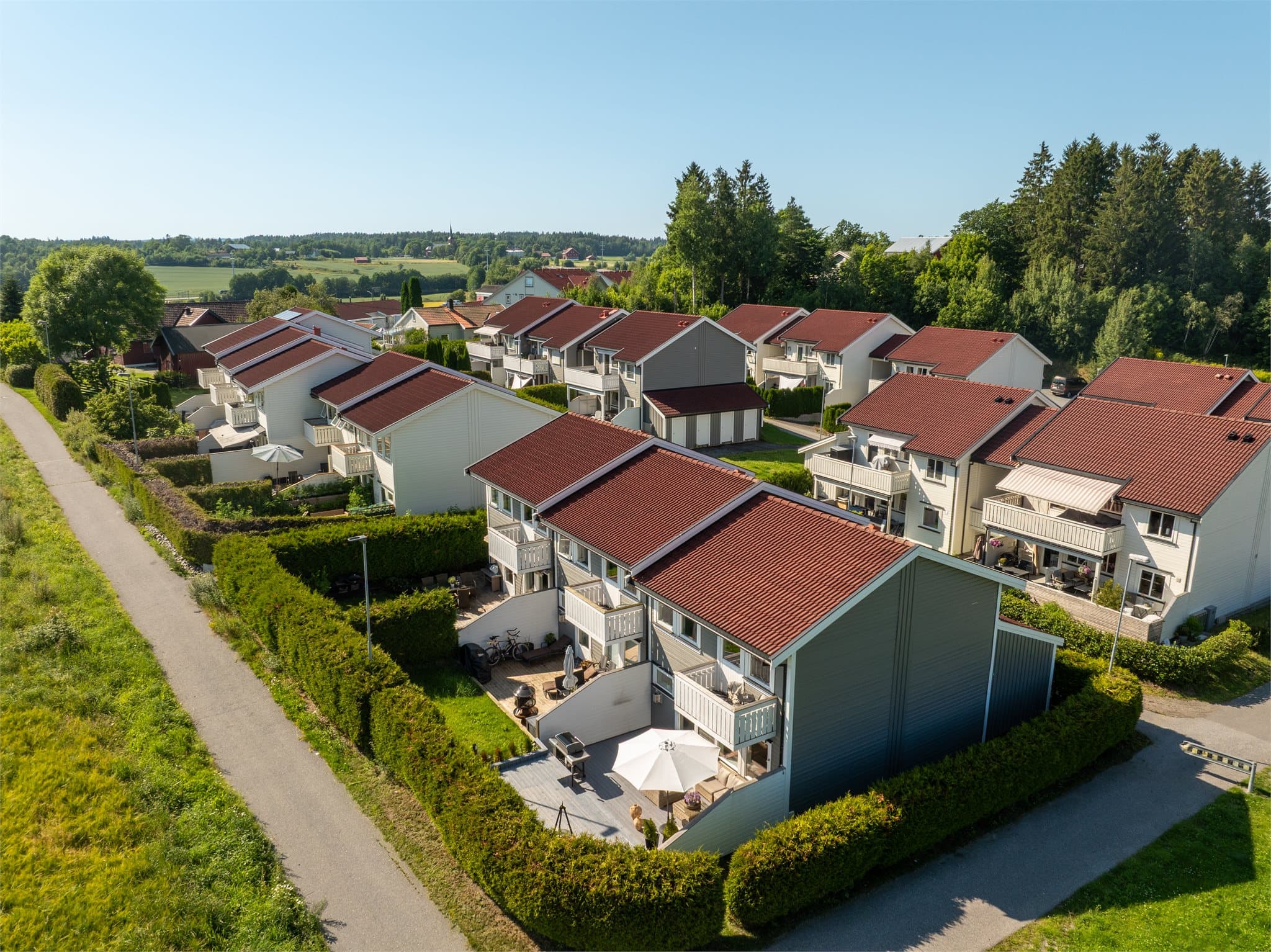 Fra boligen er det gangavstand til det meste av Vestbys fasiliteter og kollektiv trafikk, praktisk pendleravstand til Oslo med gangavstand til togstasjon.