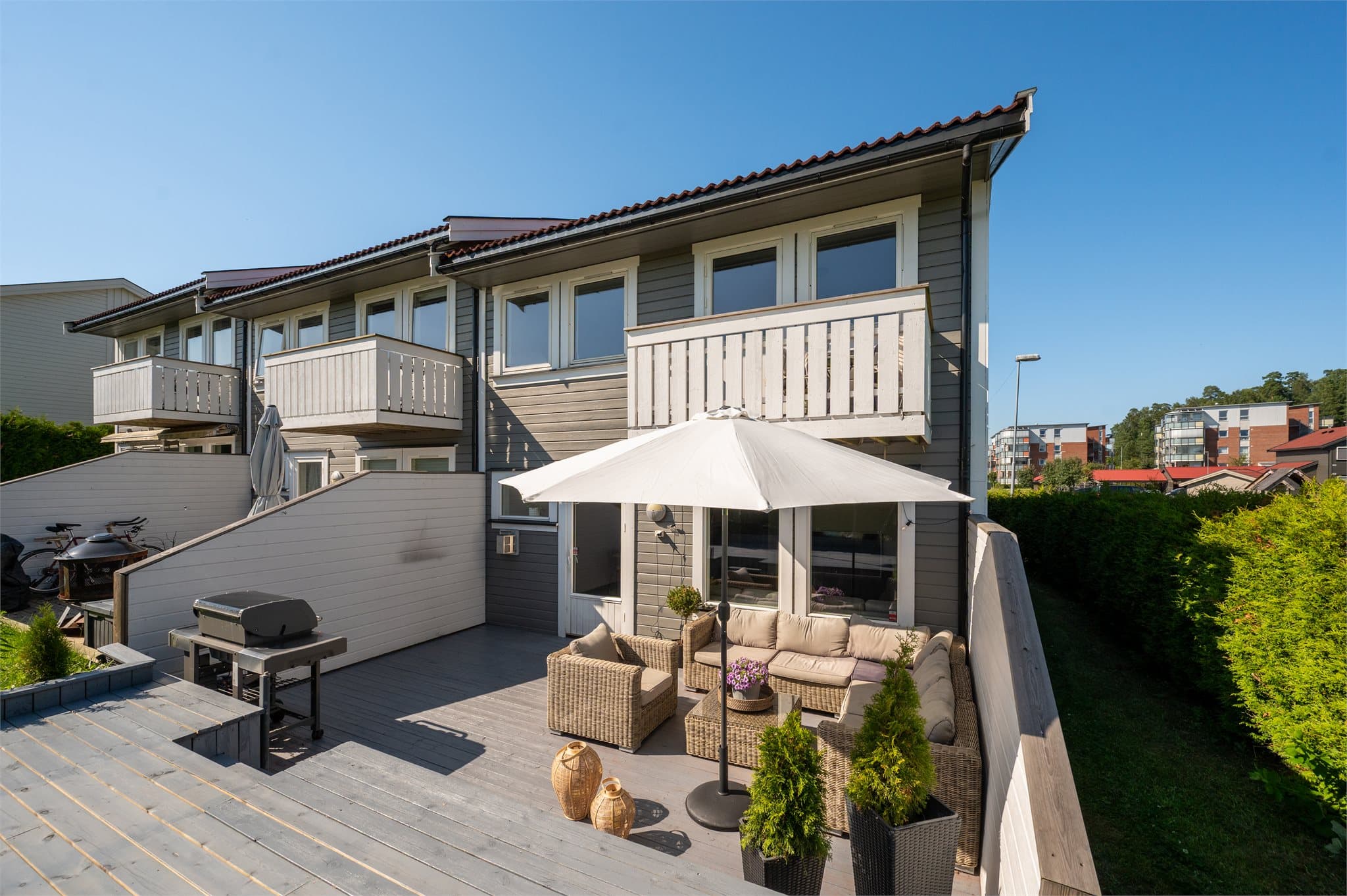 Herlig uteplass - en forlengelse av stuen med sømløs overgang til det fri.