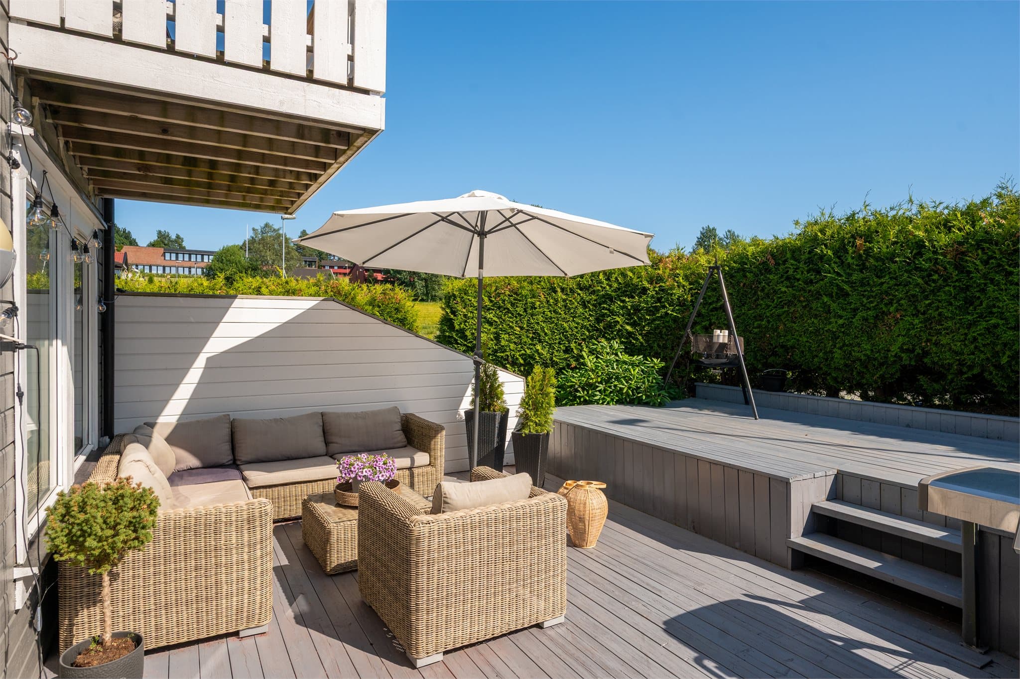 God intern beliggenhet på feltet, hvor den grenser til jordbruksarealer og tilbyr derfor en naturlig utsyn og flotte solforhold.