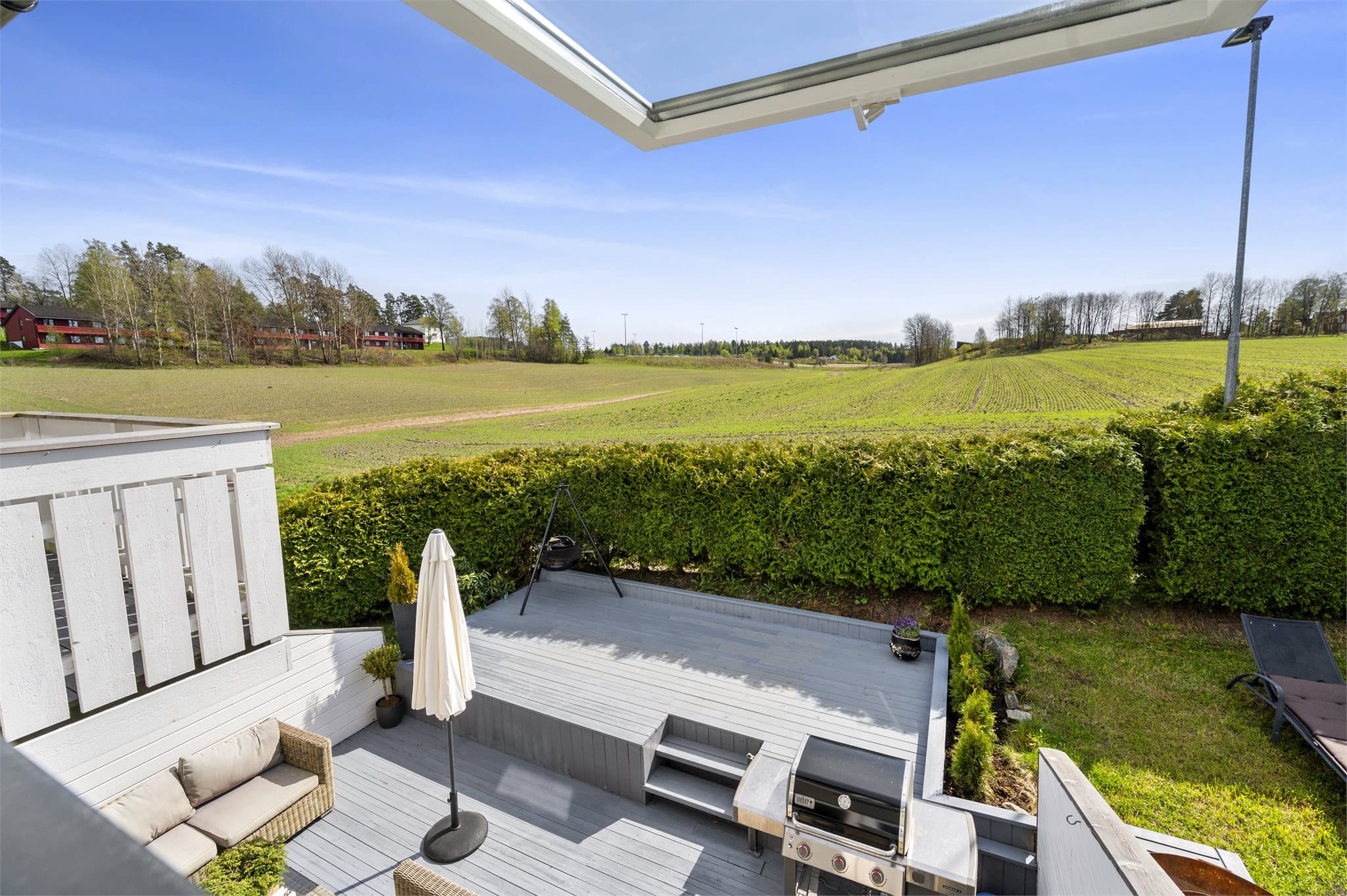 Området byr på flotte fellesarealer med lekeplass og grønne omgivelser som skaper et trivelig nabolag.