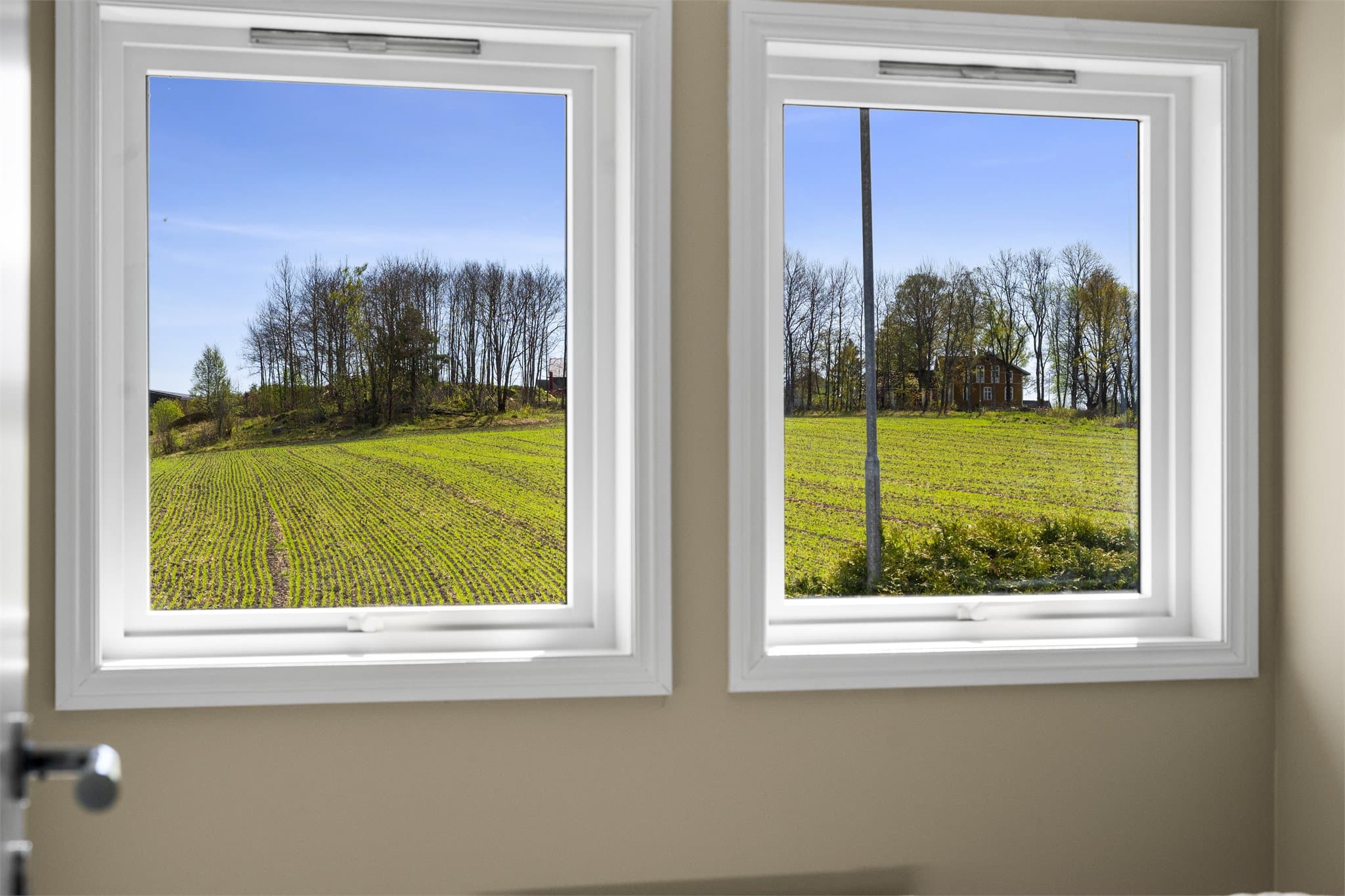 Rommet vender ut mot rolige omgivelser.