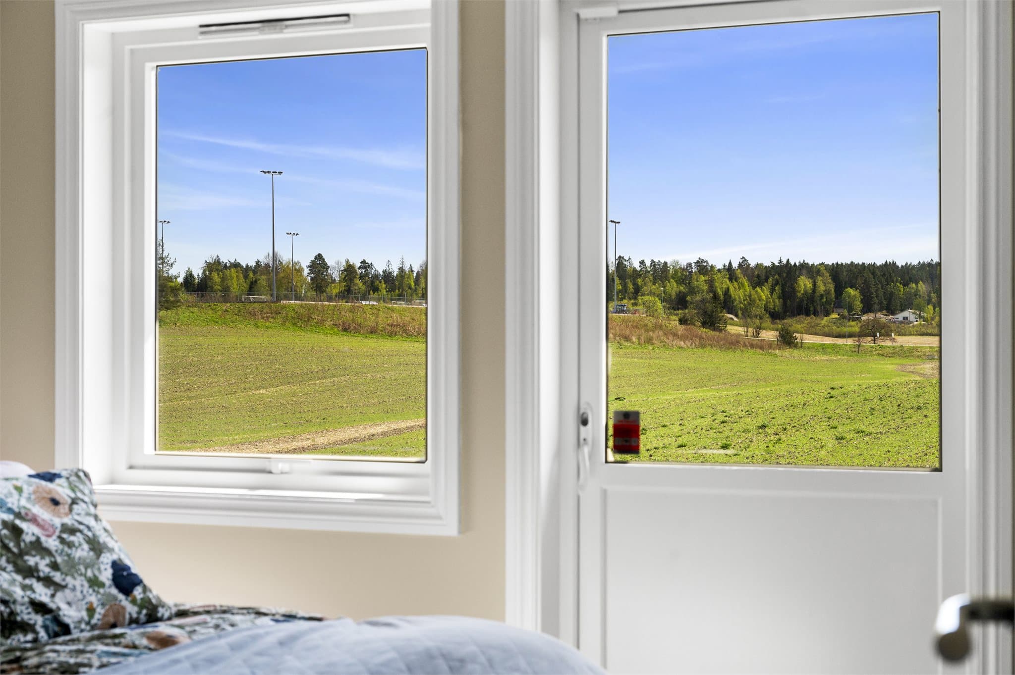 Fra soverommet er det adkomst til sydvendt balkong på 3m².