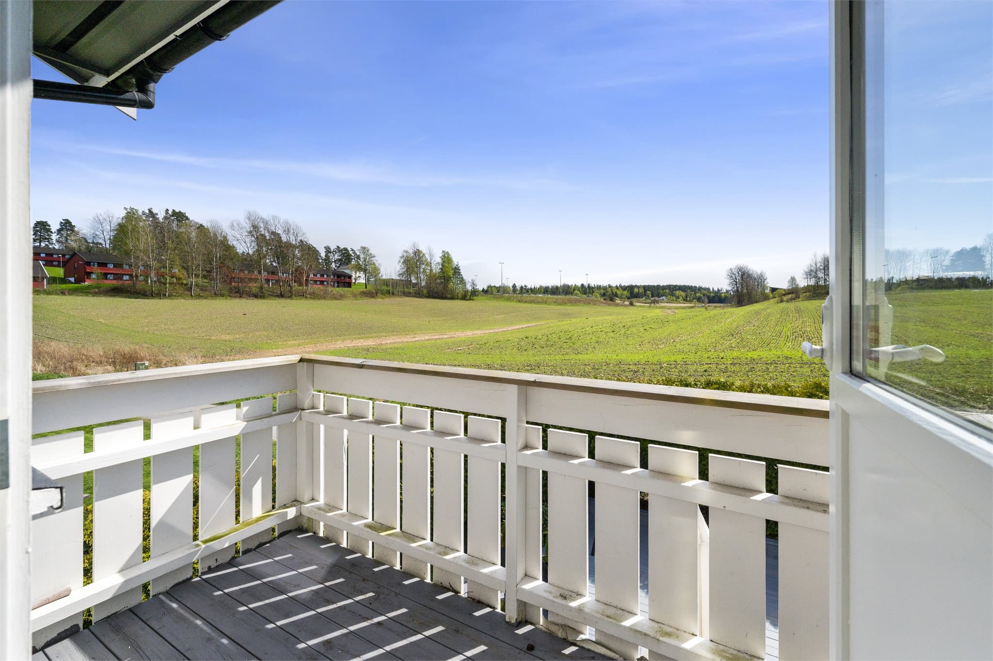 Fra balkongen kan du nyte landlig utsikt.
