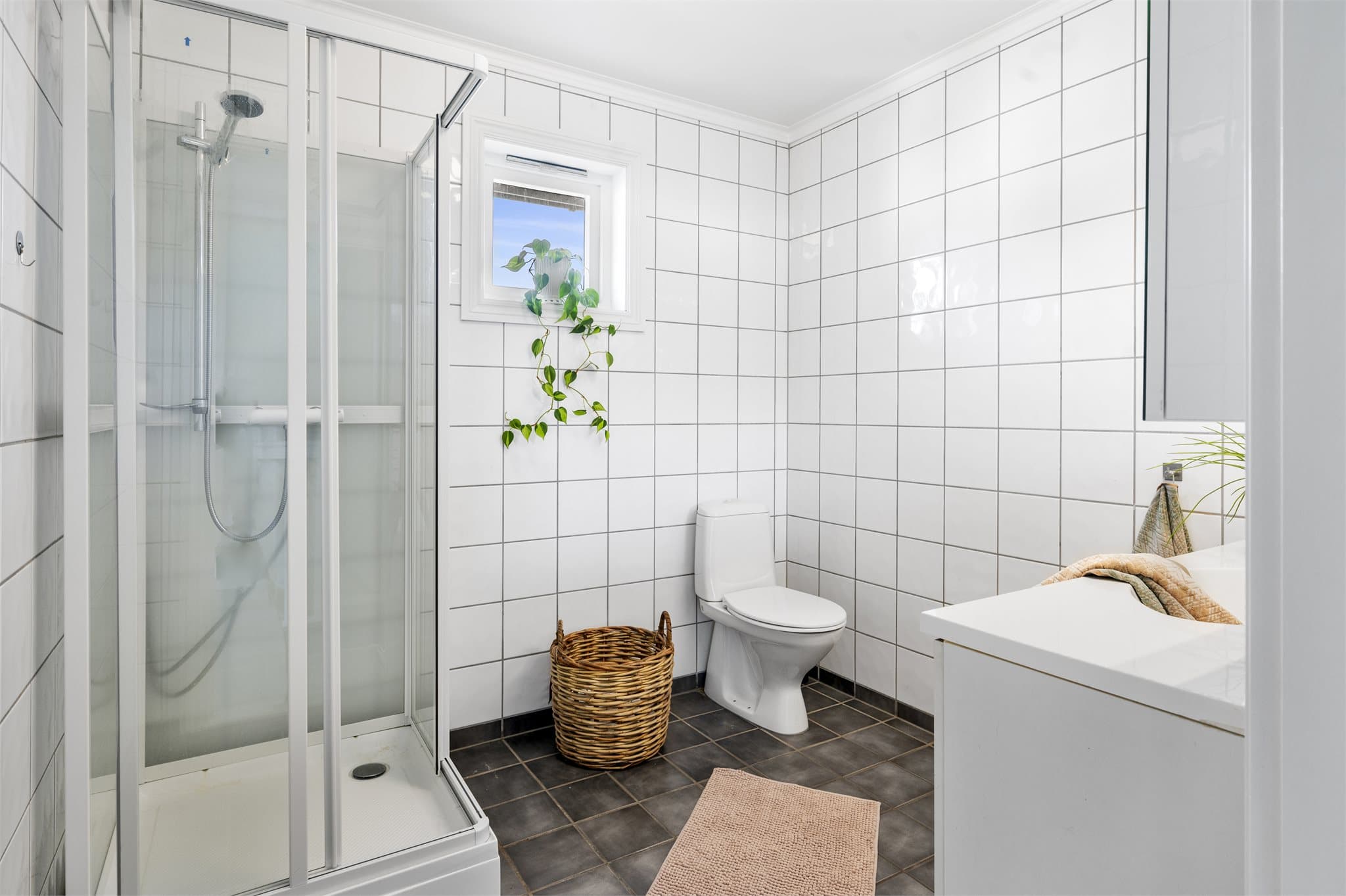 Lyst og fint flislagt bad med varme i gulv.