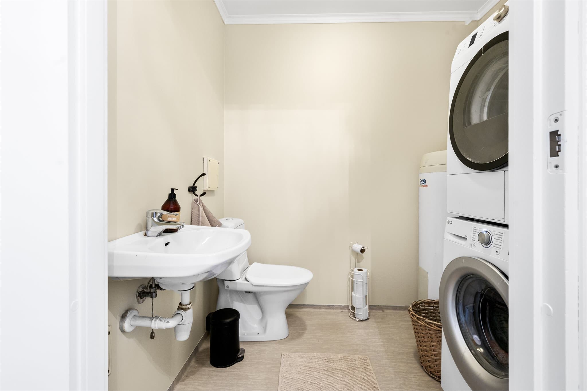 Bad/vaskerom med opplegg for vaskemaskin og tørketrommel.