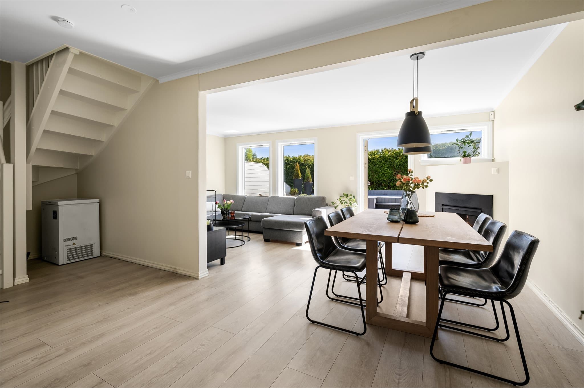 Stilfull spisestue i åpen løsning mot stue - supert for både hverdags-kos og selskap.