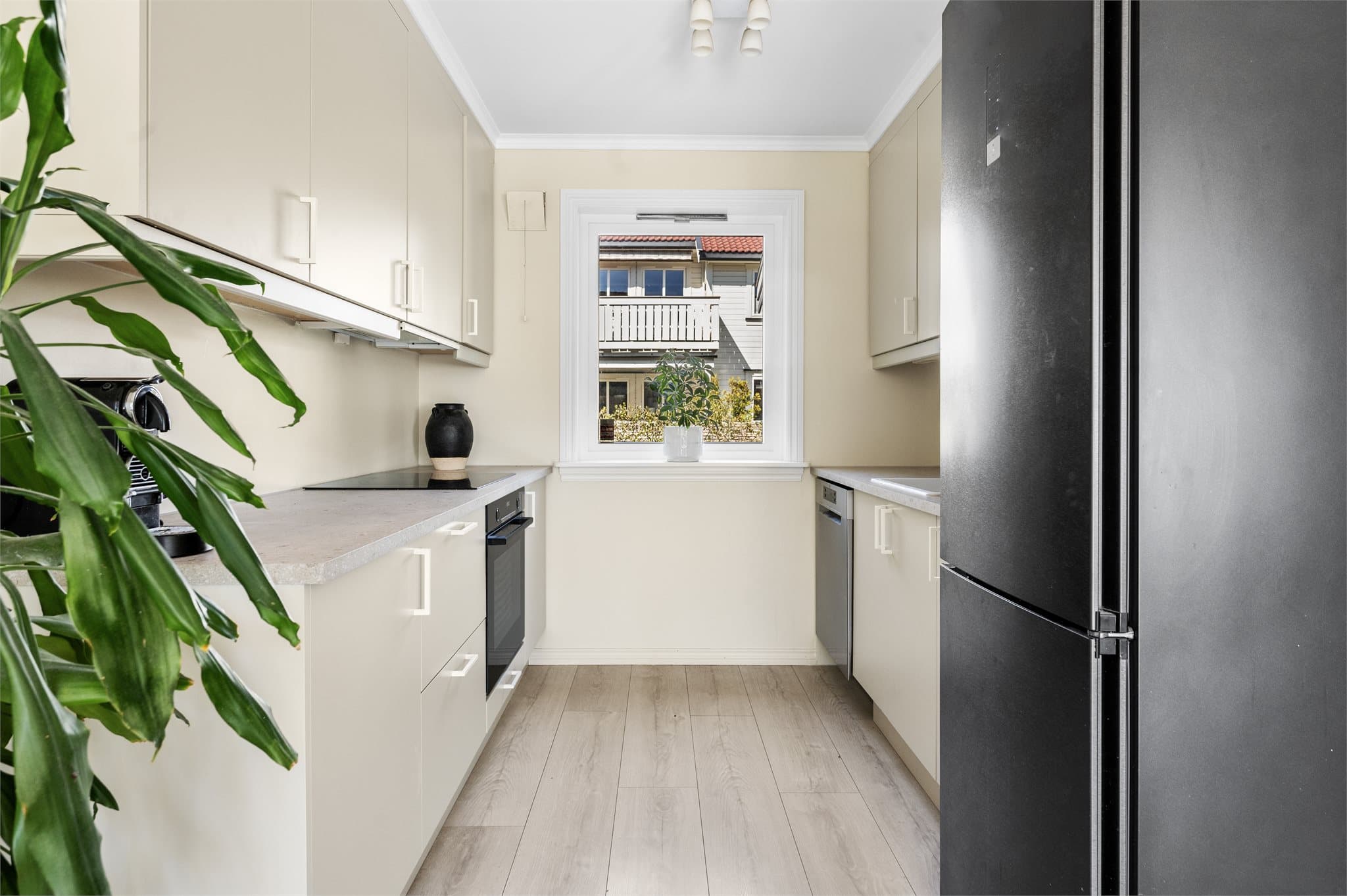 Velutstyrt kjøkken med gode arbeidsflater og lagringsplass.